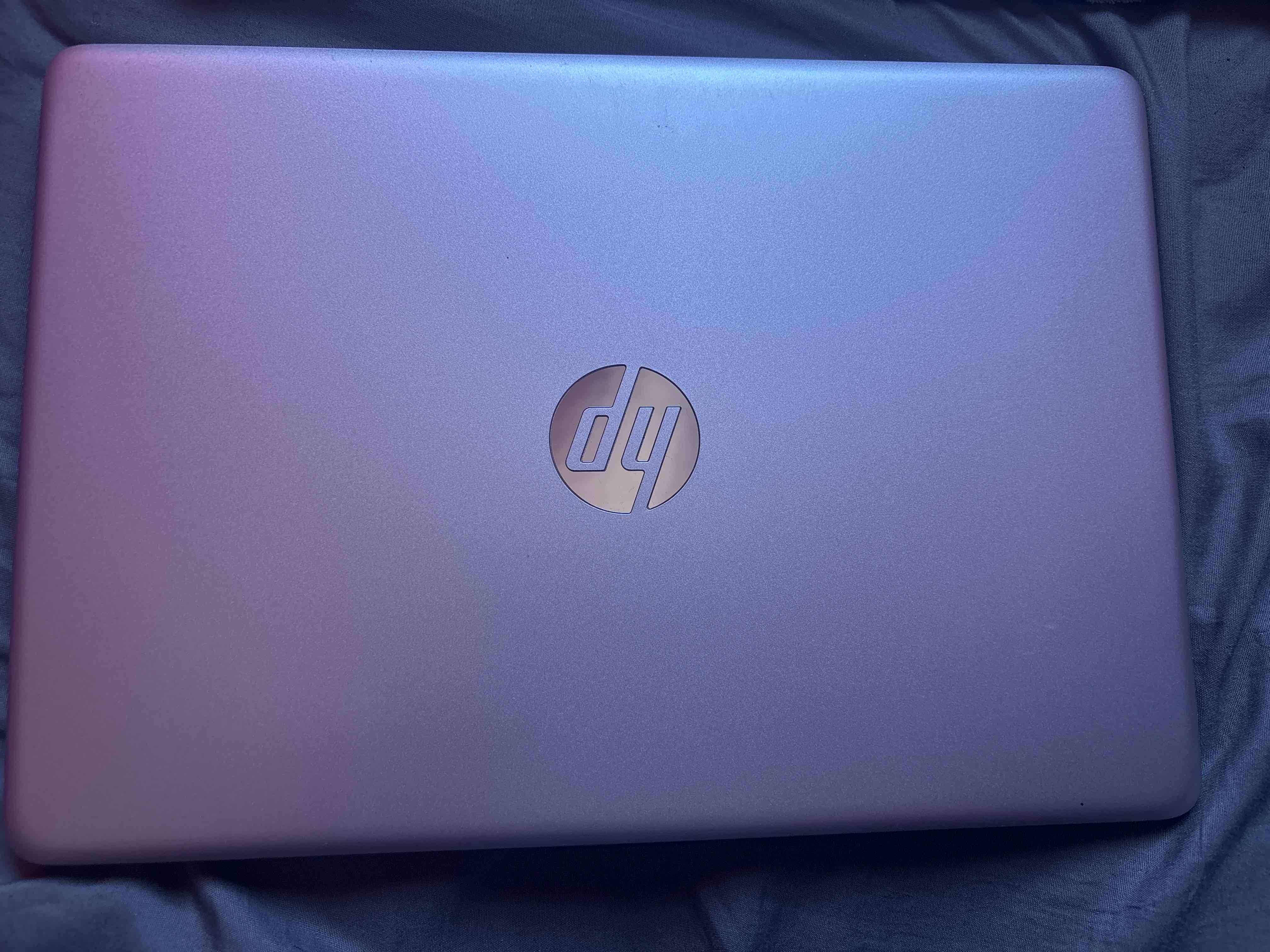 Laptop HP color rosado - miniatura 1
