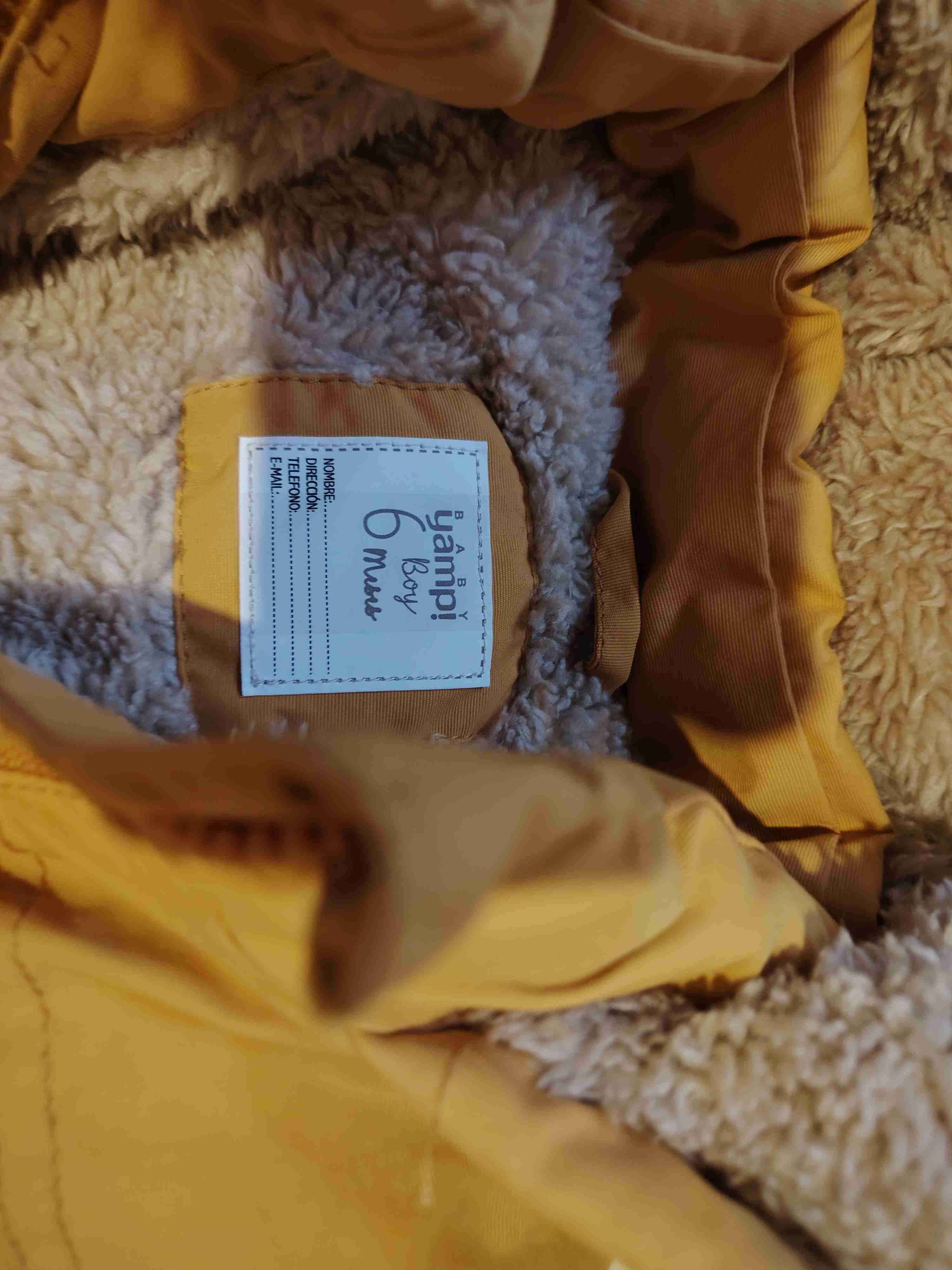 Chaqueta amarilla con capucha de peluche - miniatura 2