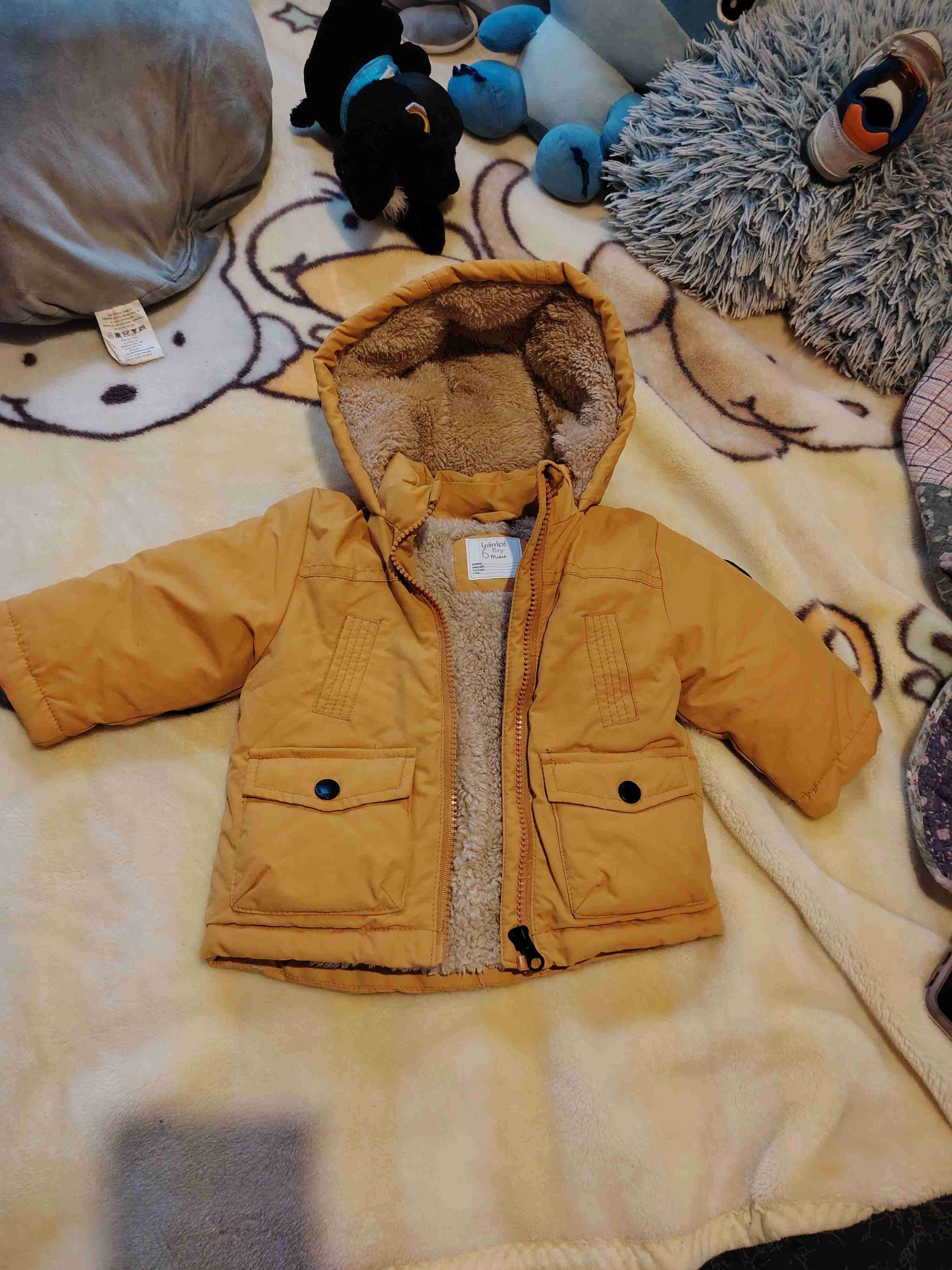 Chaqueta amarilla con capucha de peluche - miniatura 3