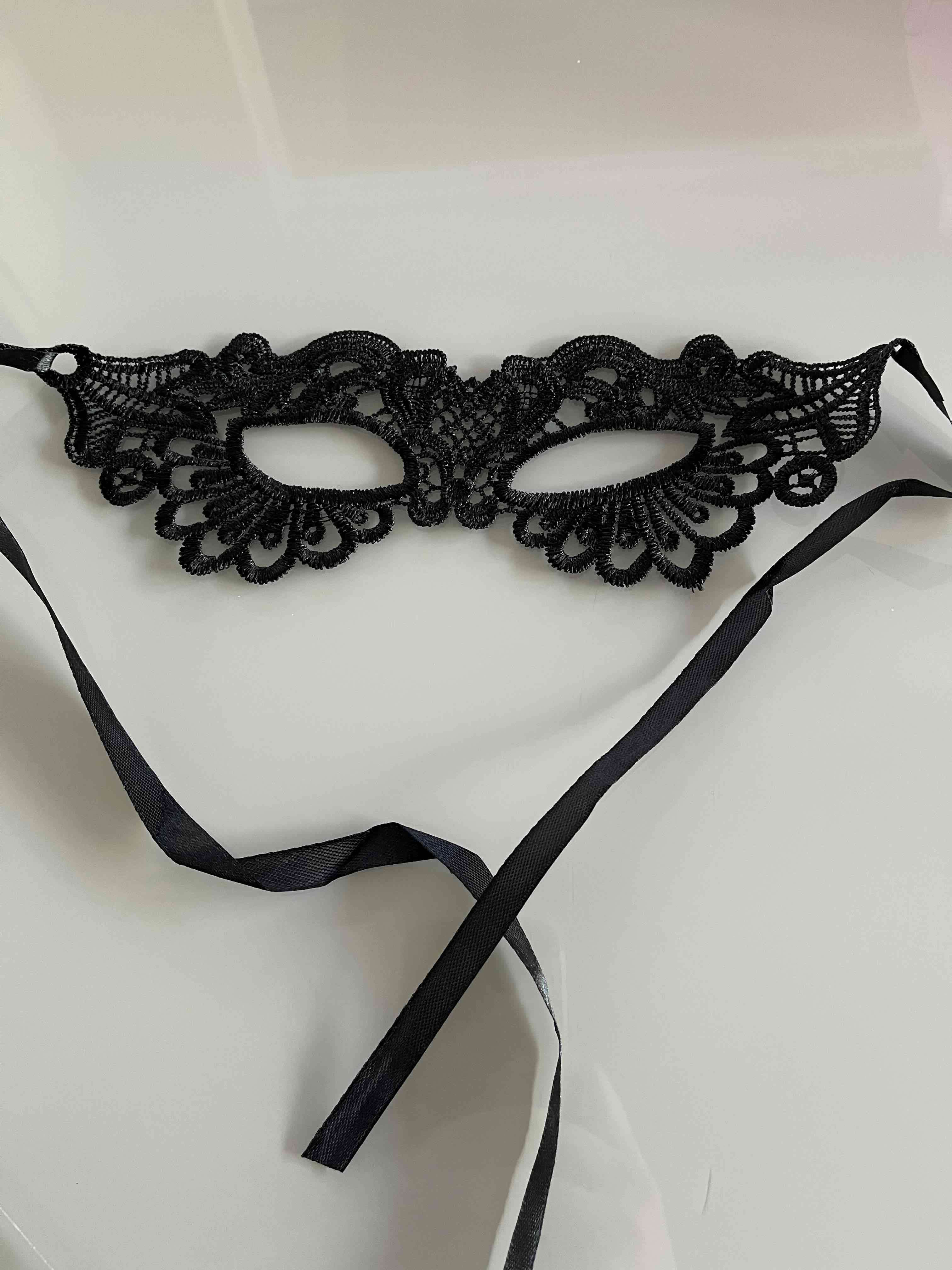 Antifaz de encaje negro