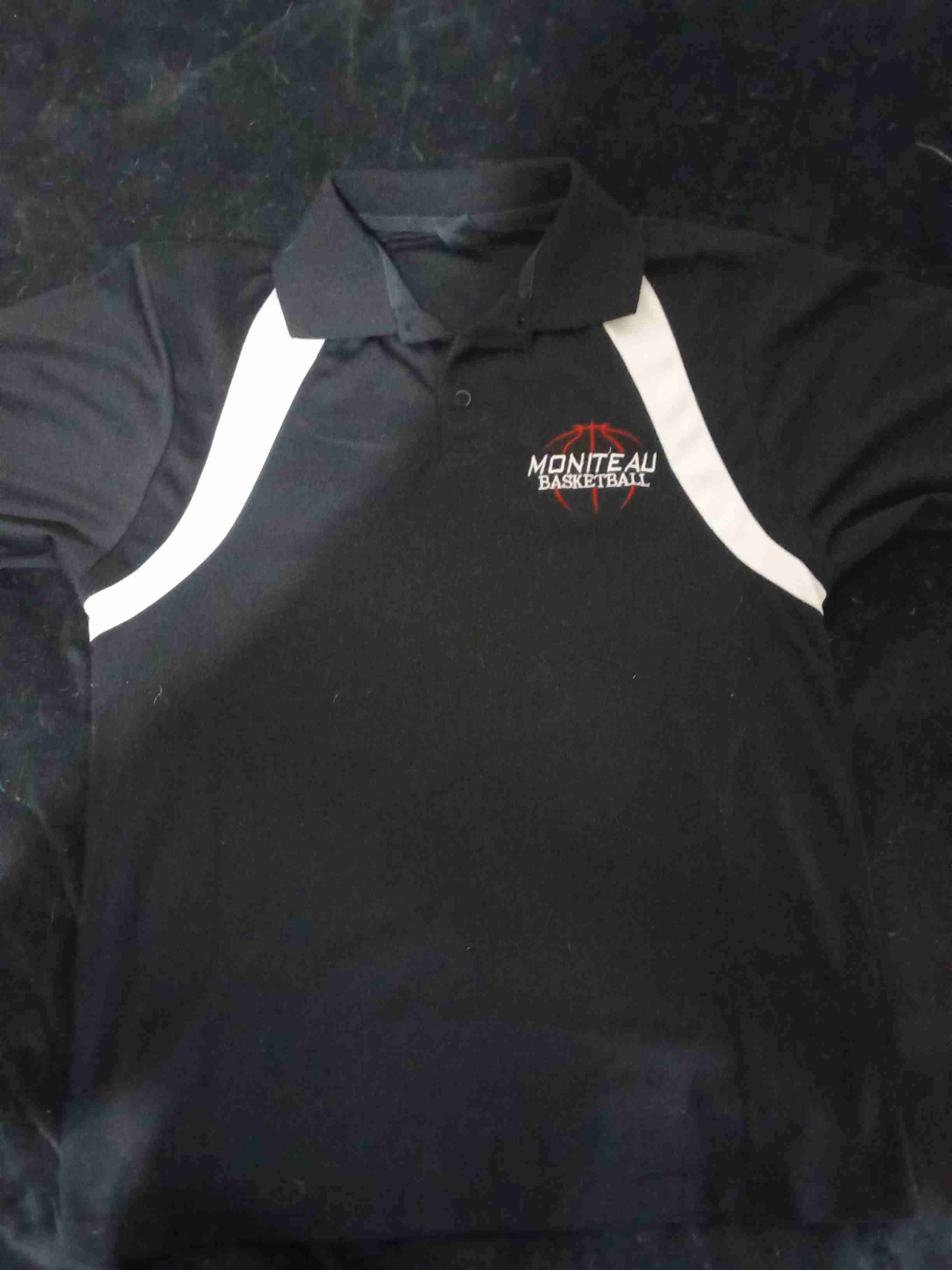 Polera negra con logo Moniteau