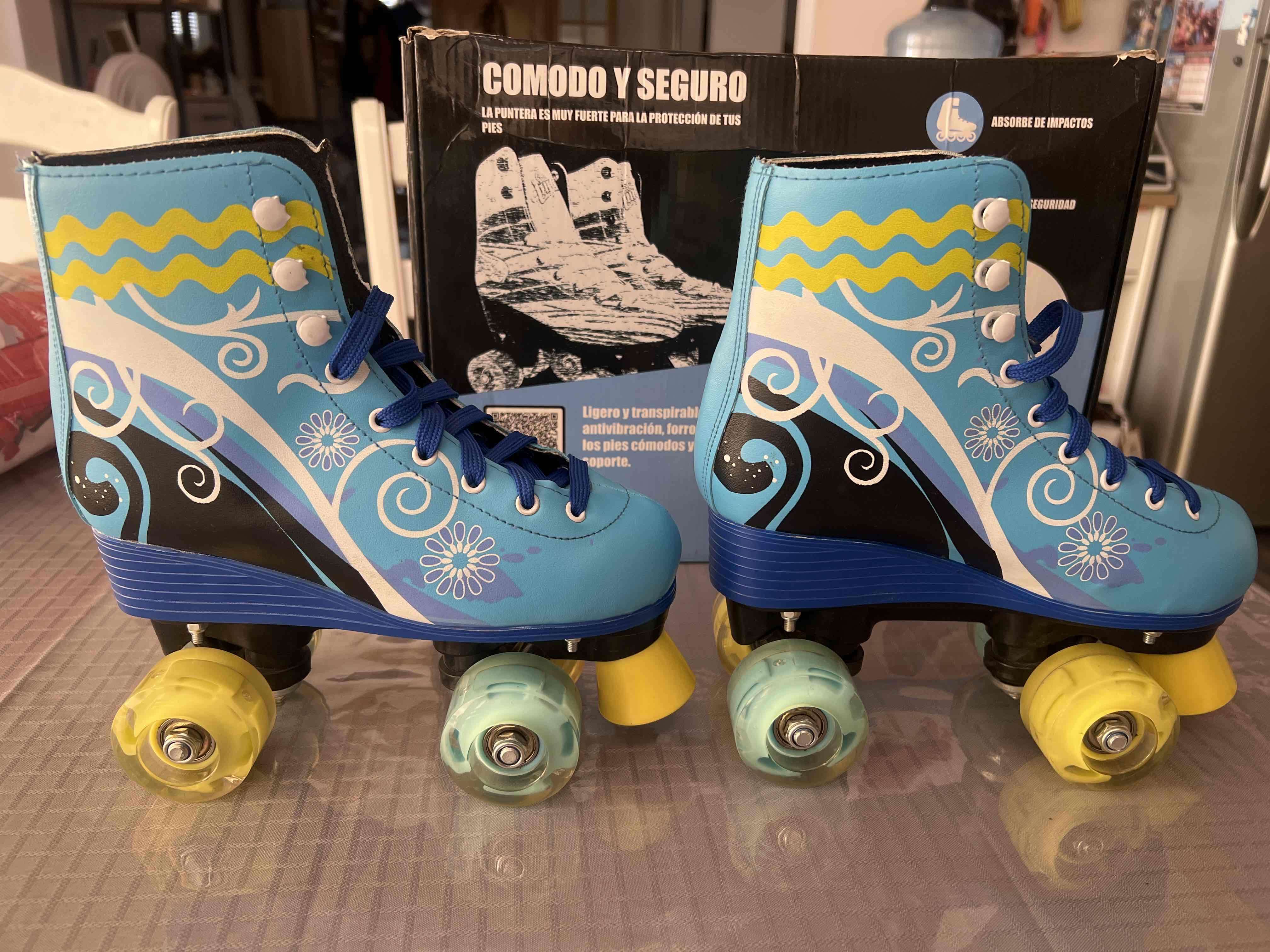 Patines de cuatro ruedas azules - miniatura 1