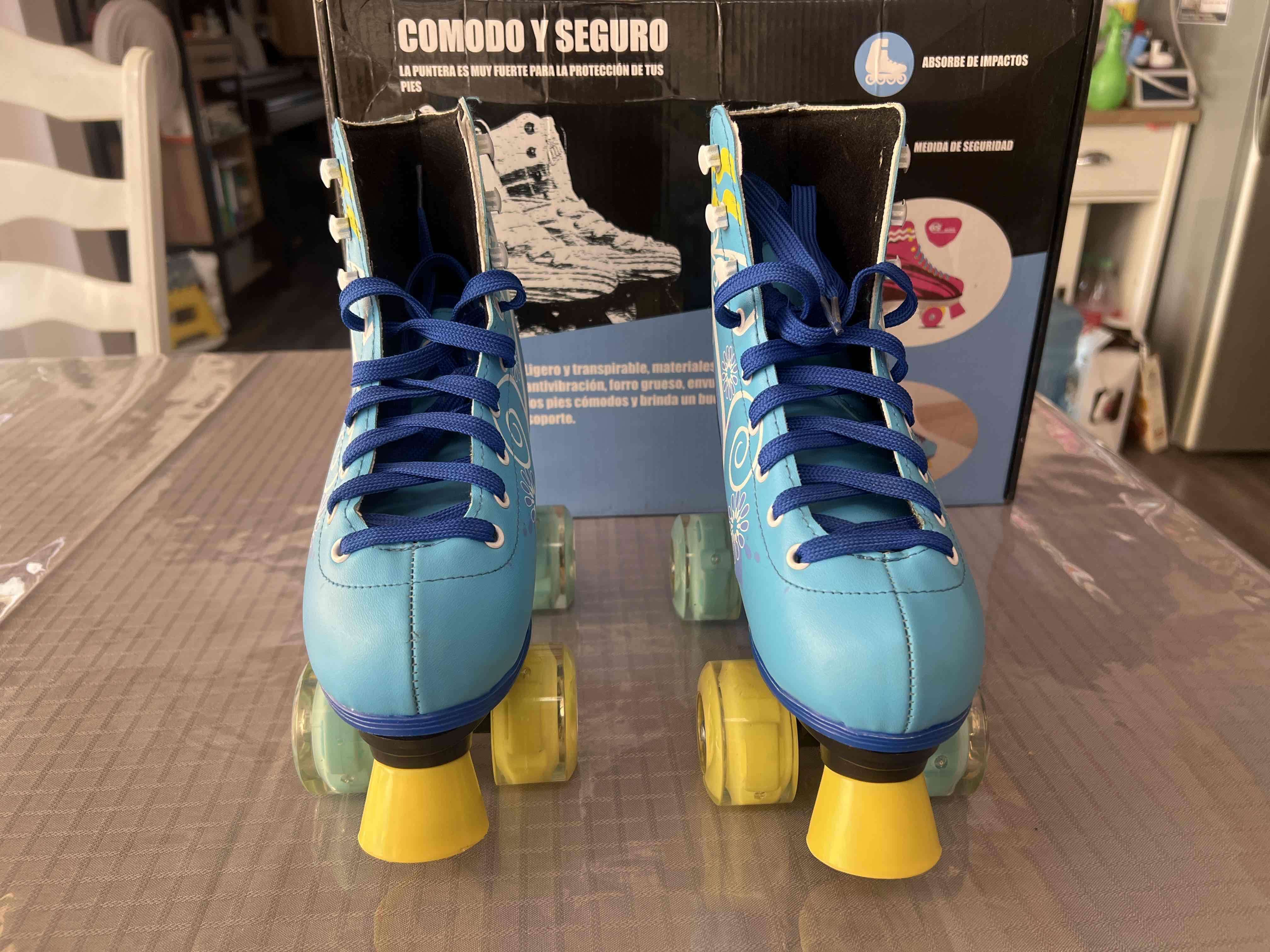 Patines de cuatro ruedas azules - miniatura 3