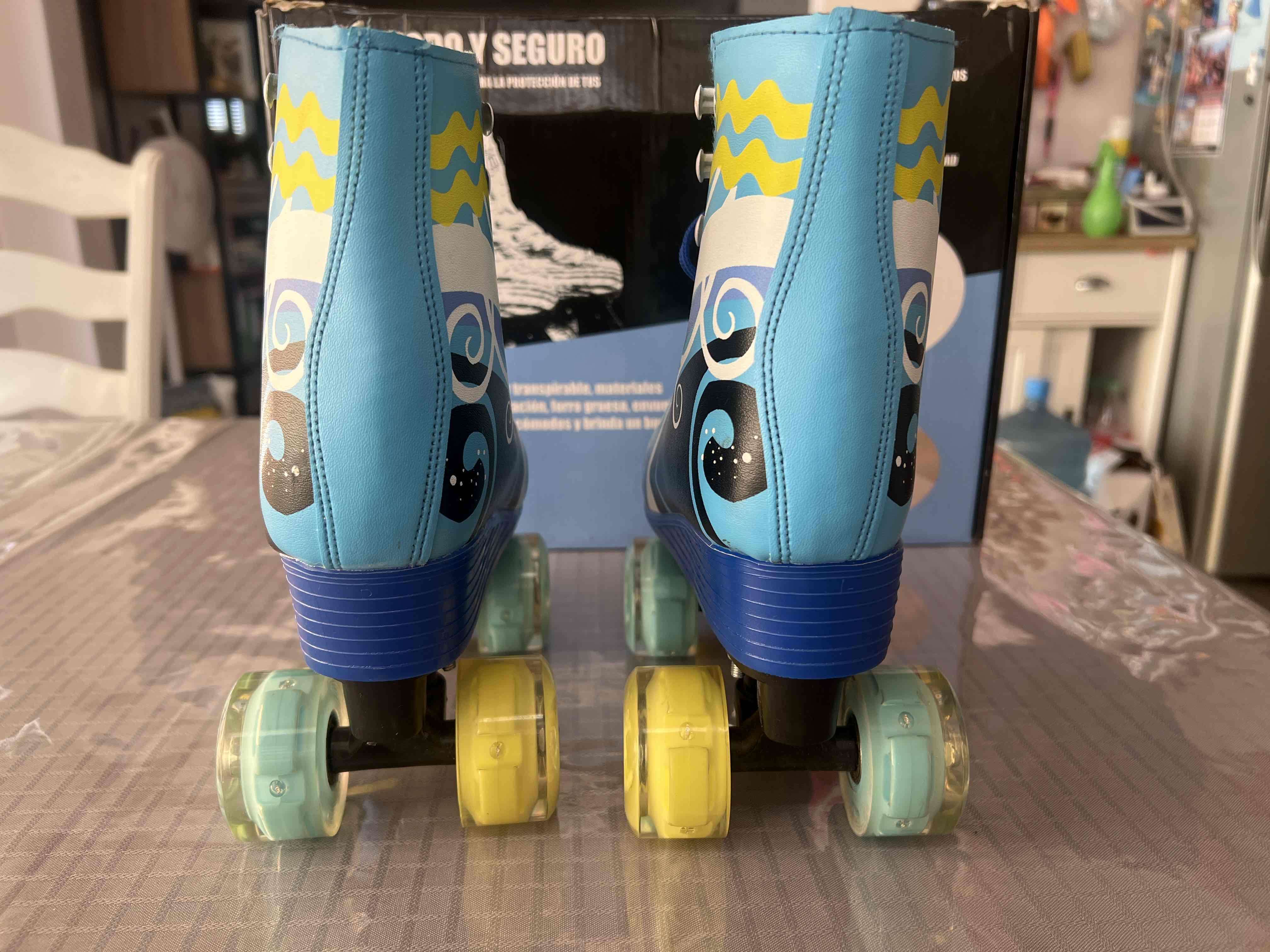 Patines de cuatro ruedas azules - miniatura 4