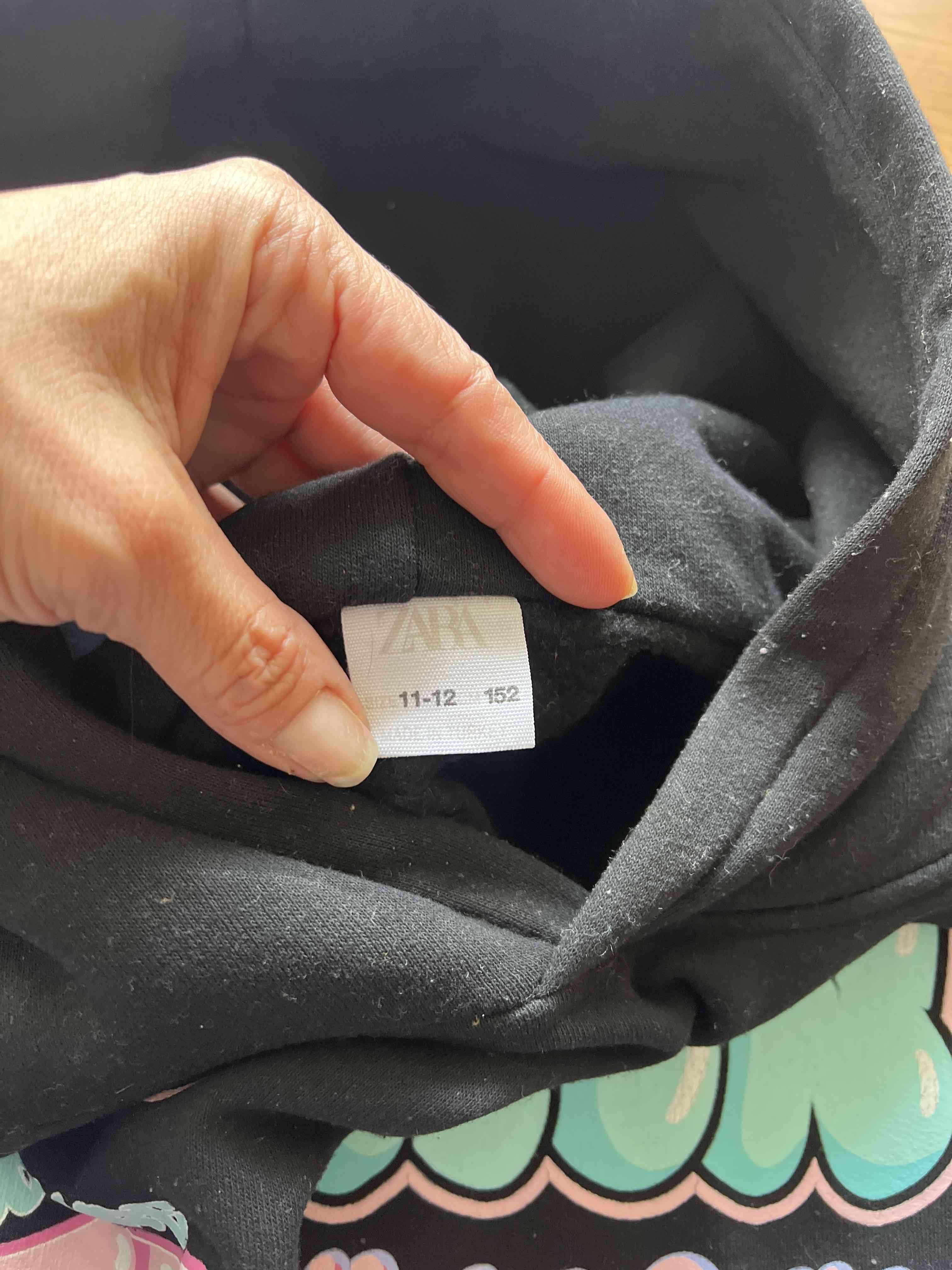 PolerónZara  negro con diseño grafiti - miniatura 2