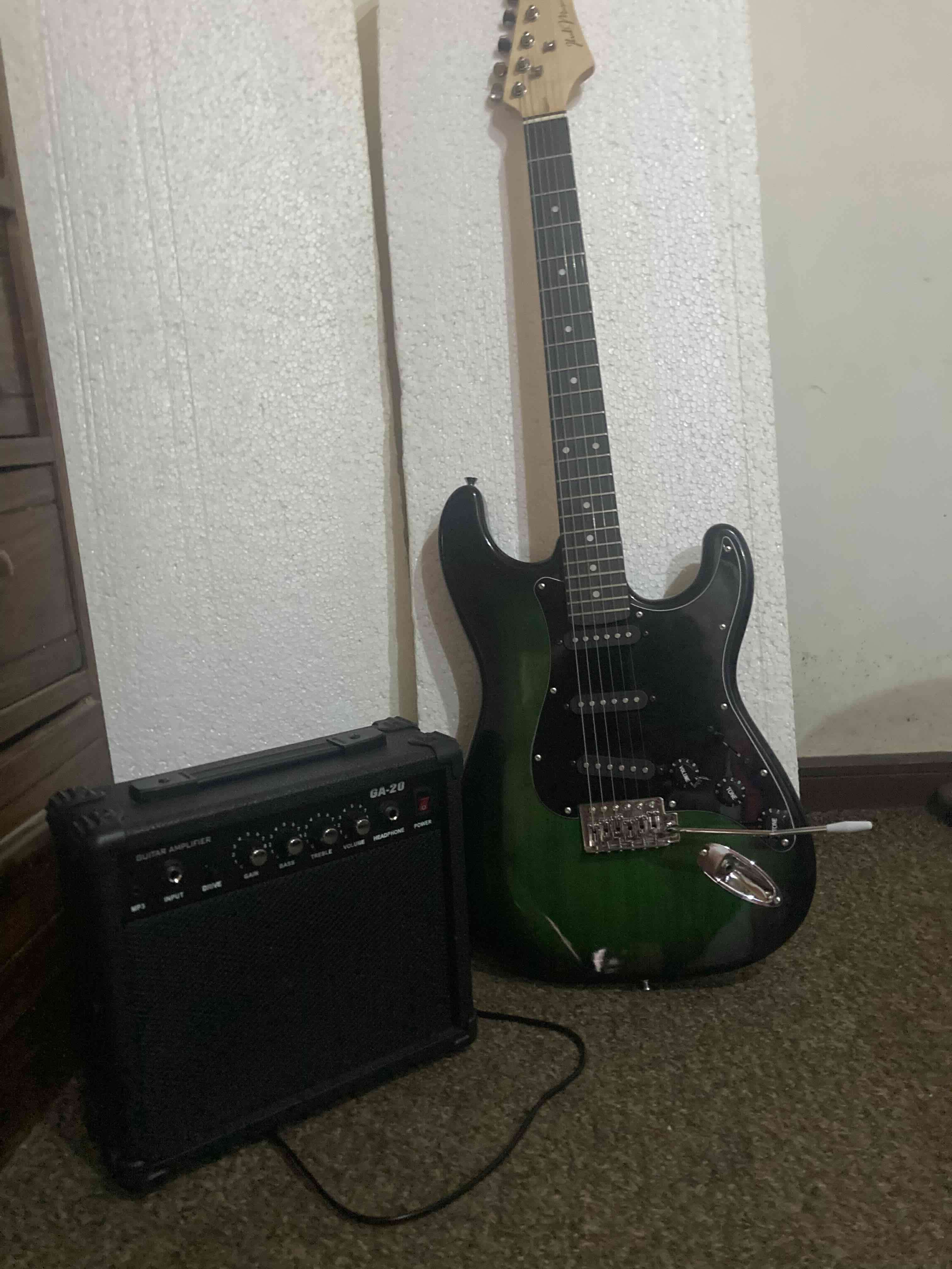 Guitarra eléctrica y amplificador - miniatura 1