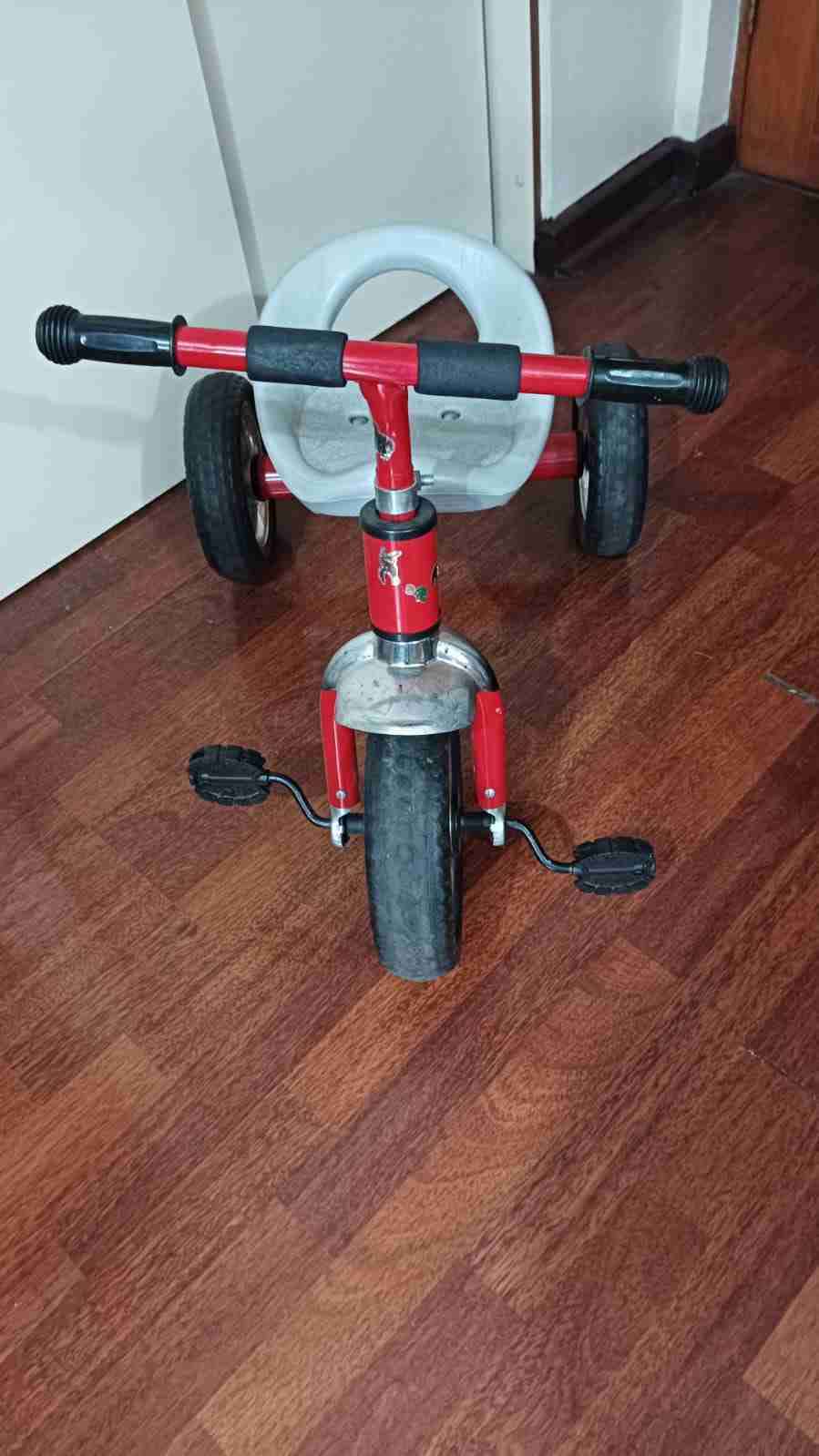 Triciclo rojo para niños - miniatura 1