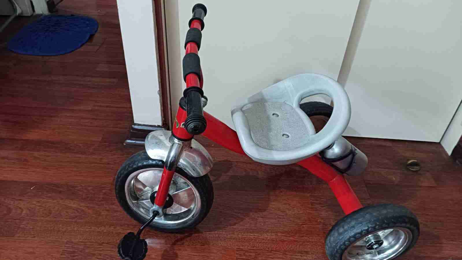 Triciclo rojo para niños - miniatura 2