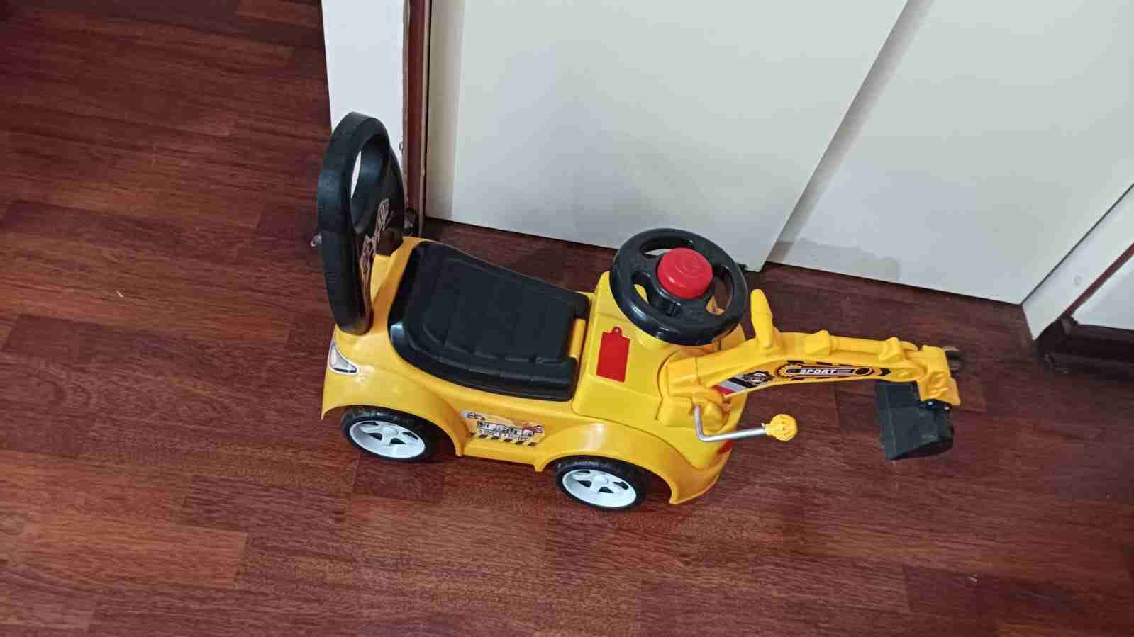 Triciclo excavadora infantil amarillo - miniatura 2