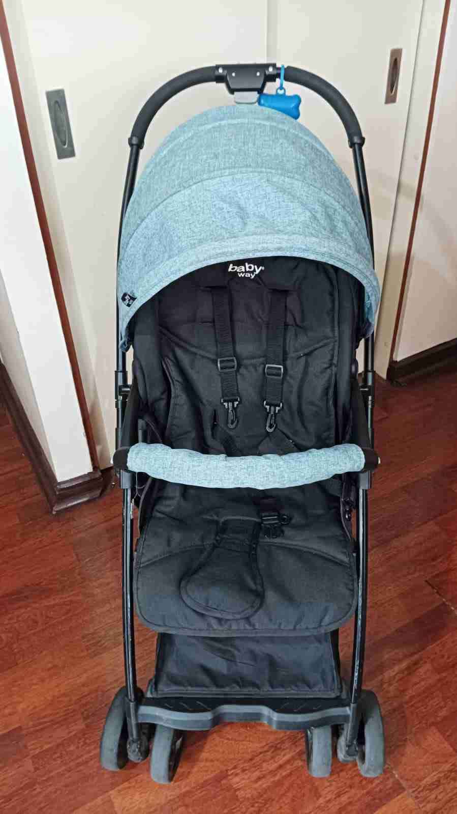 Coche de bebé negro y celeste - miniatura 2