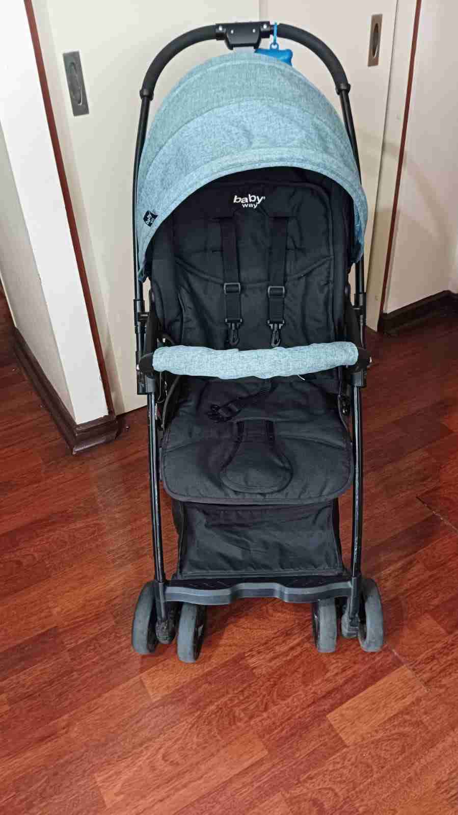 Coche de bebé negro y celeste - miniatura 3