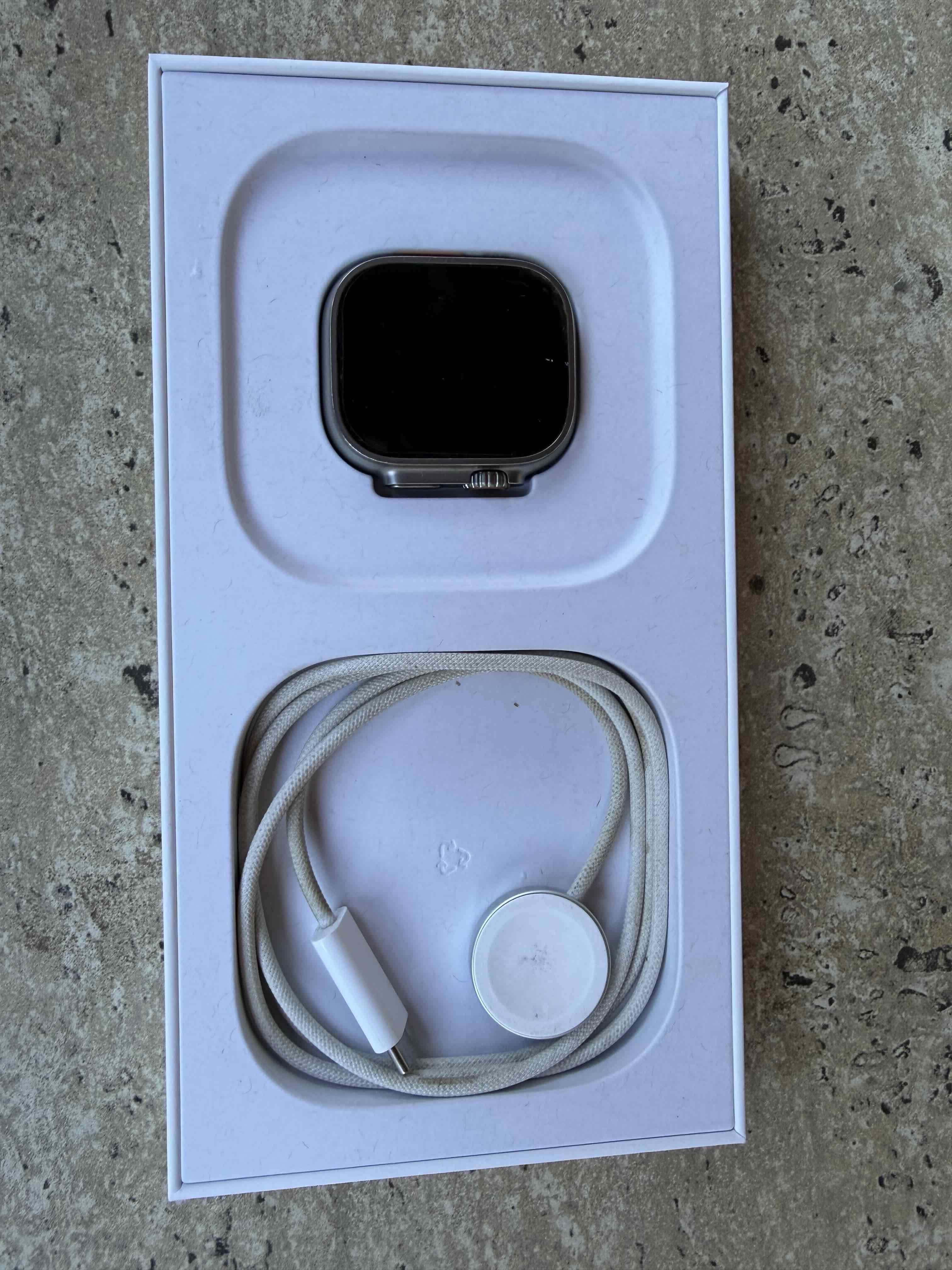 Apple Watch Ultra 2 con correa naranja - miniatura 3