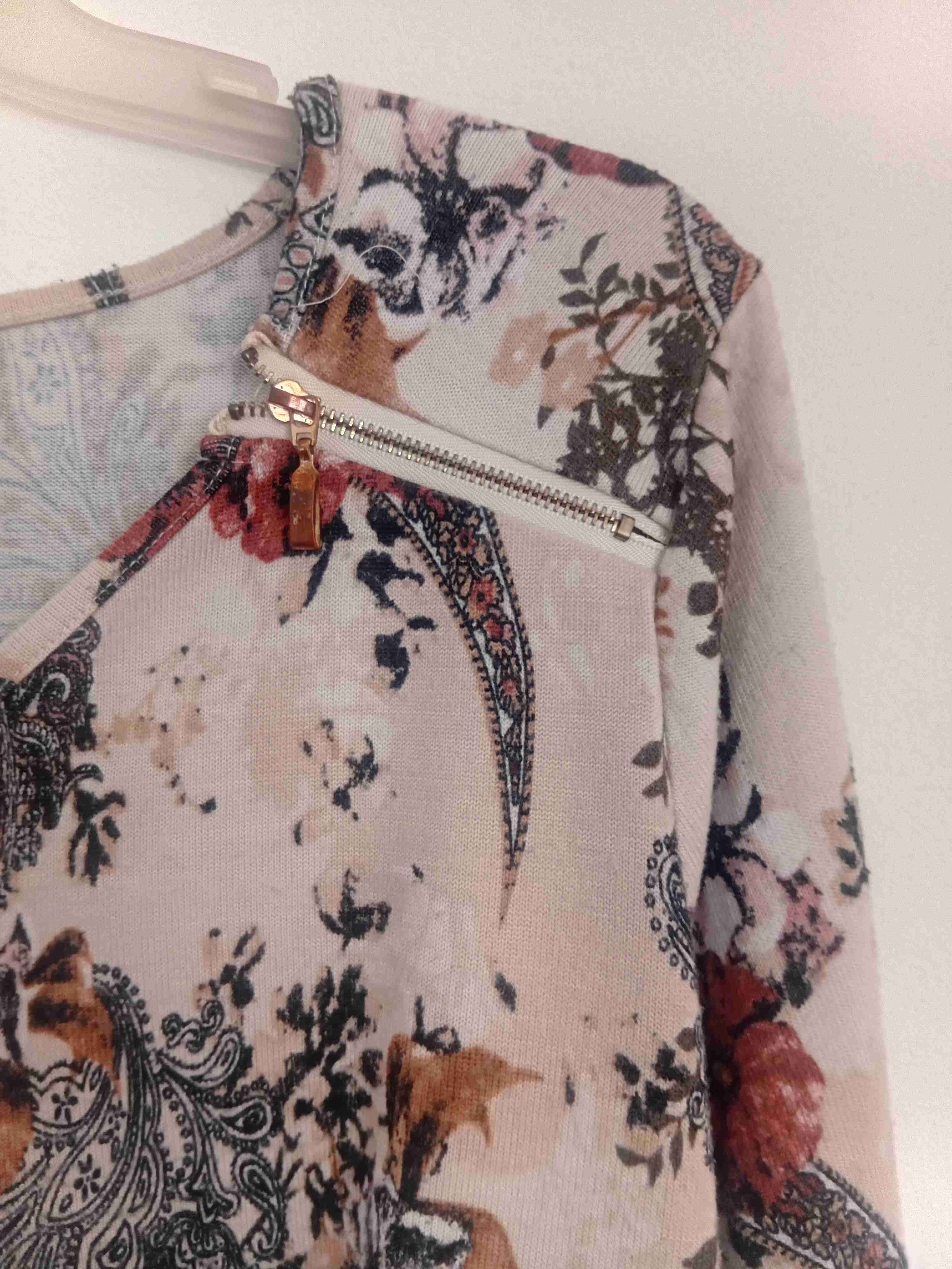 Blusa estampada con diseño floral - miniatura 2