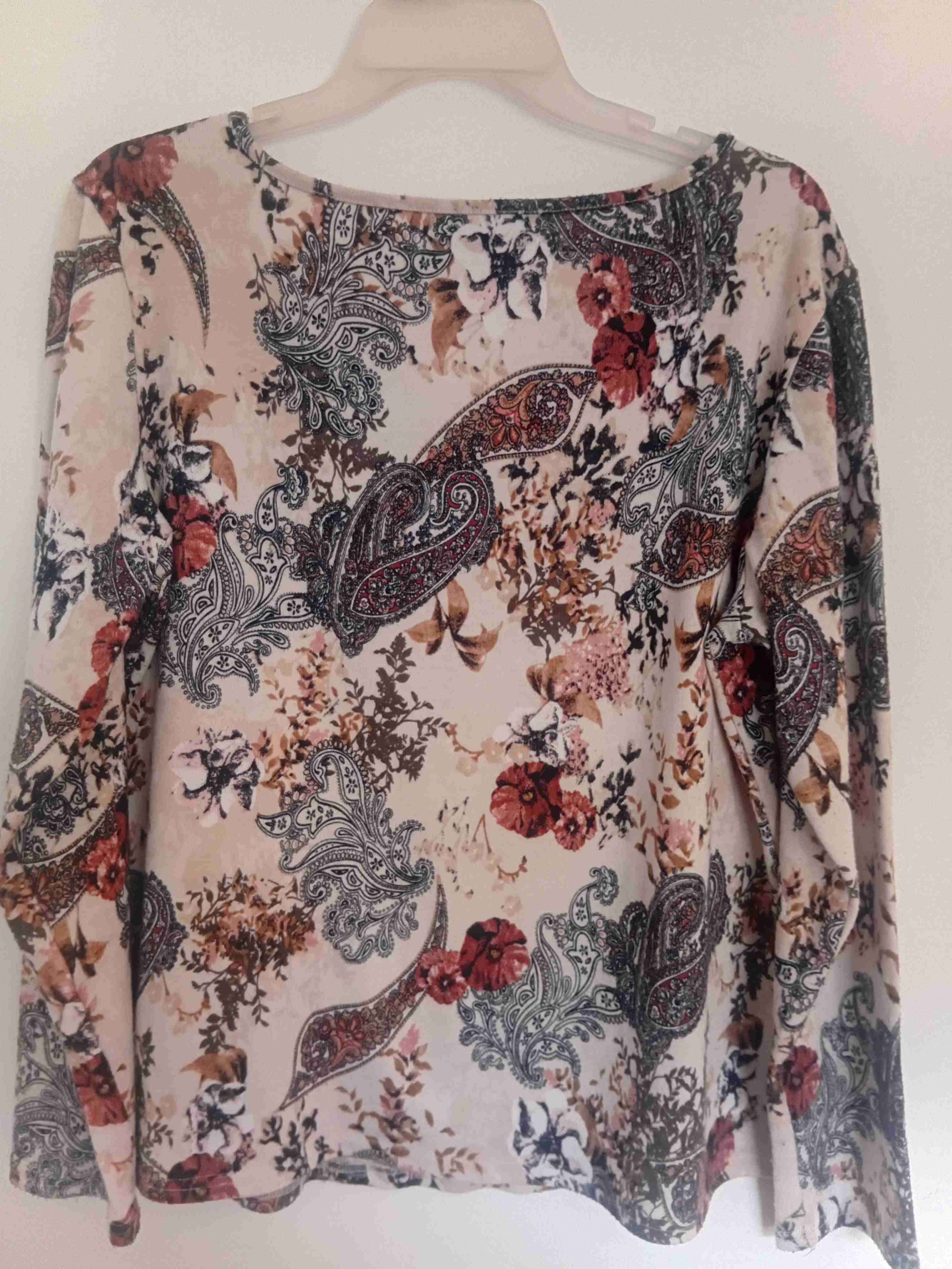 Blusa estampada con diseño floral - miniatura 4