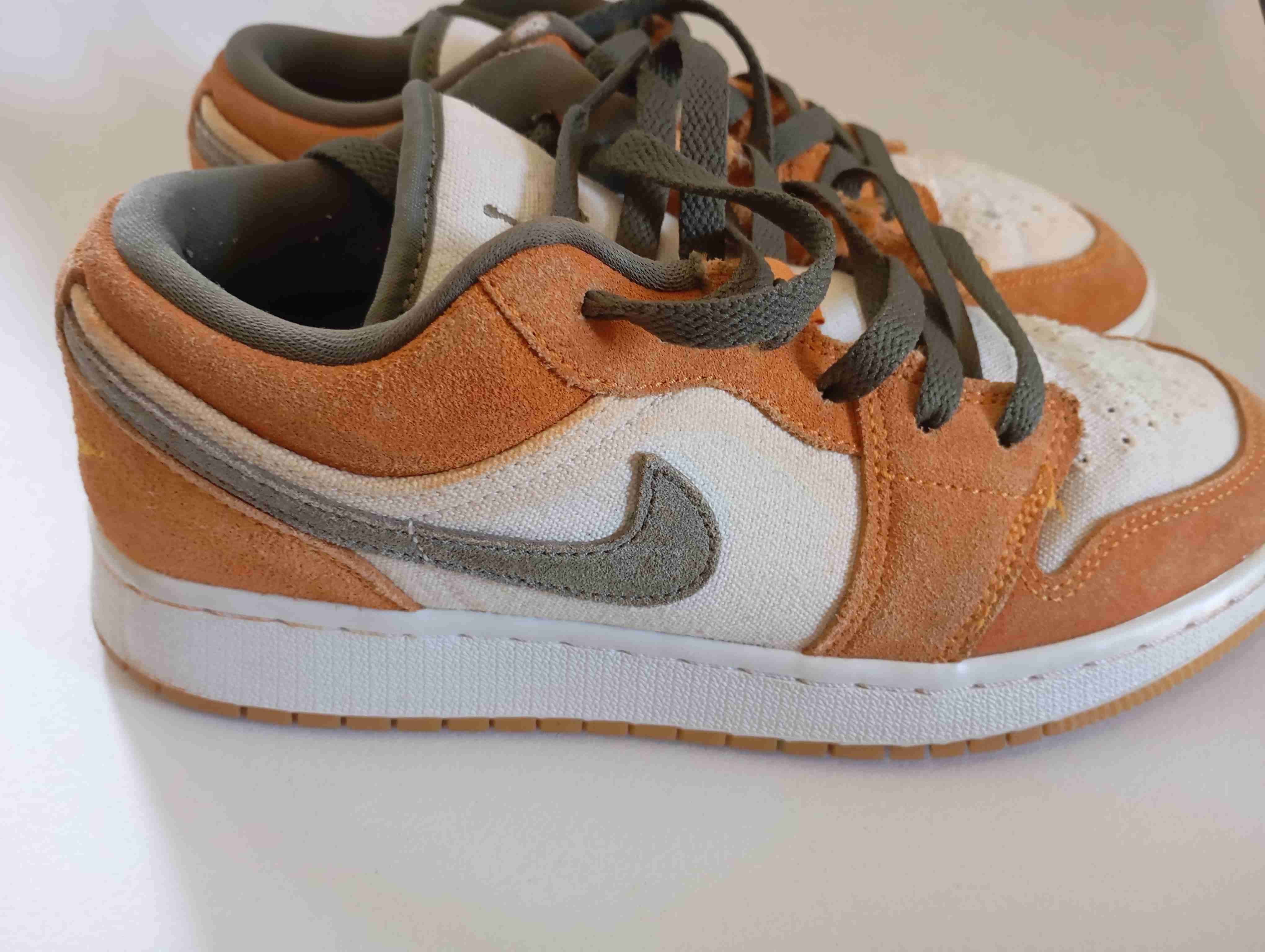 Zapatillas deportivas naranjas y blancas - miniatura 2