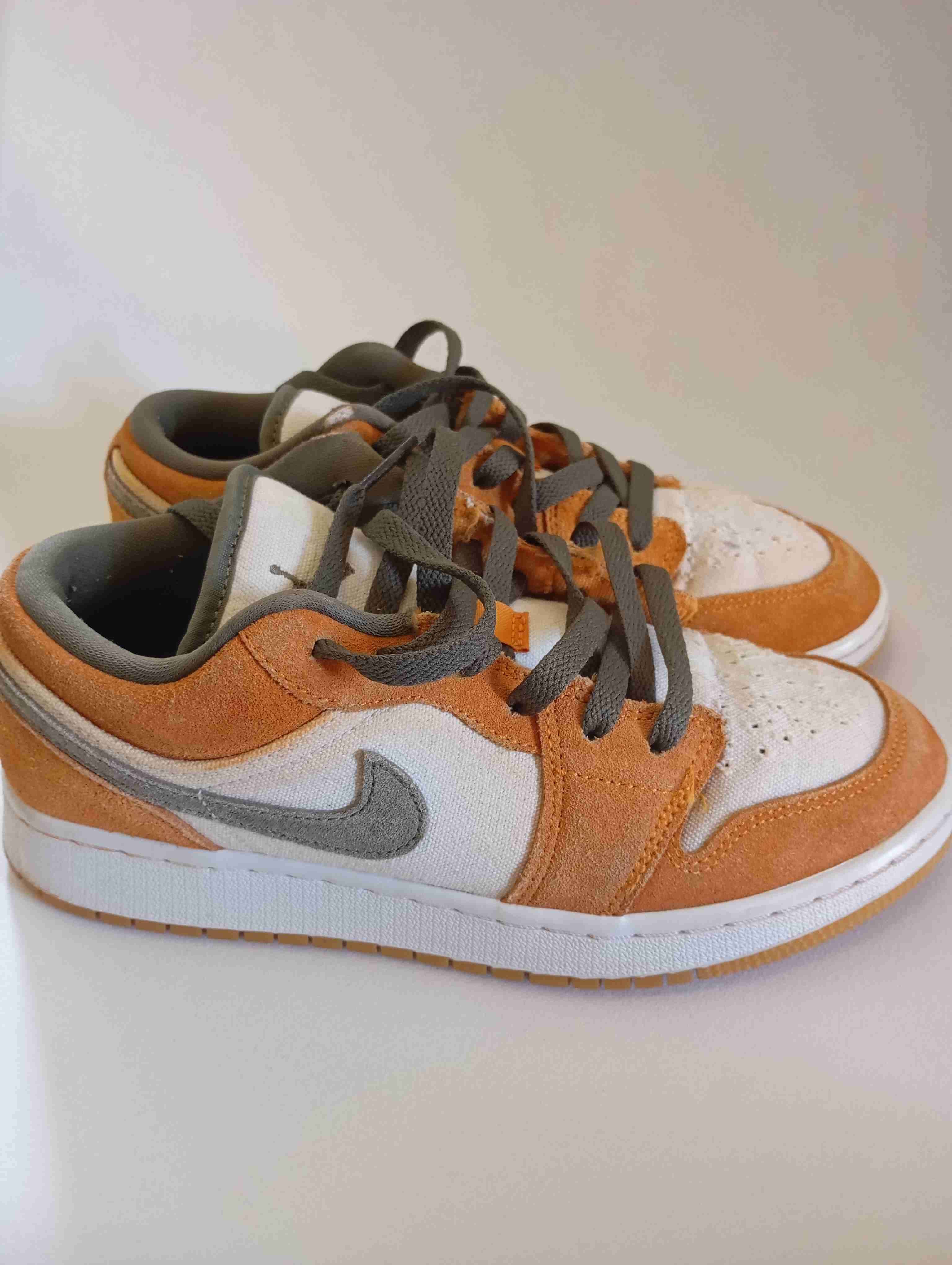 Zapatillas deportivas naranjas y blancas - miniatura 3