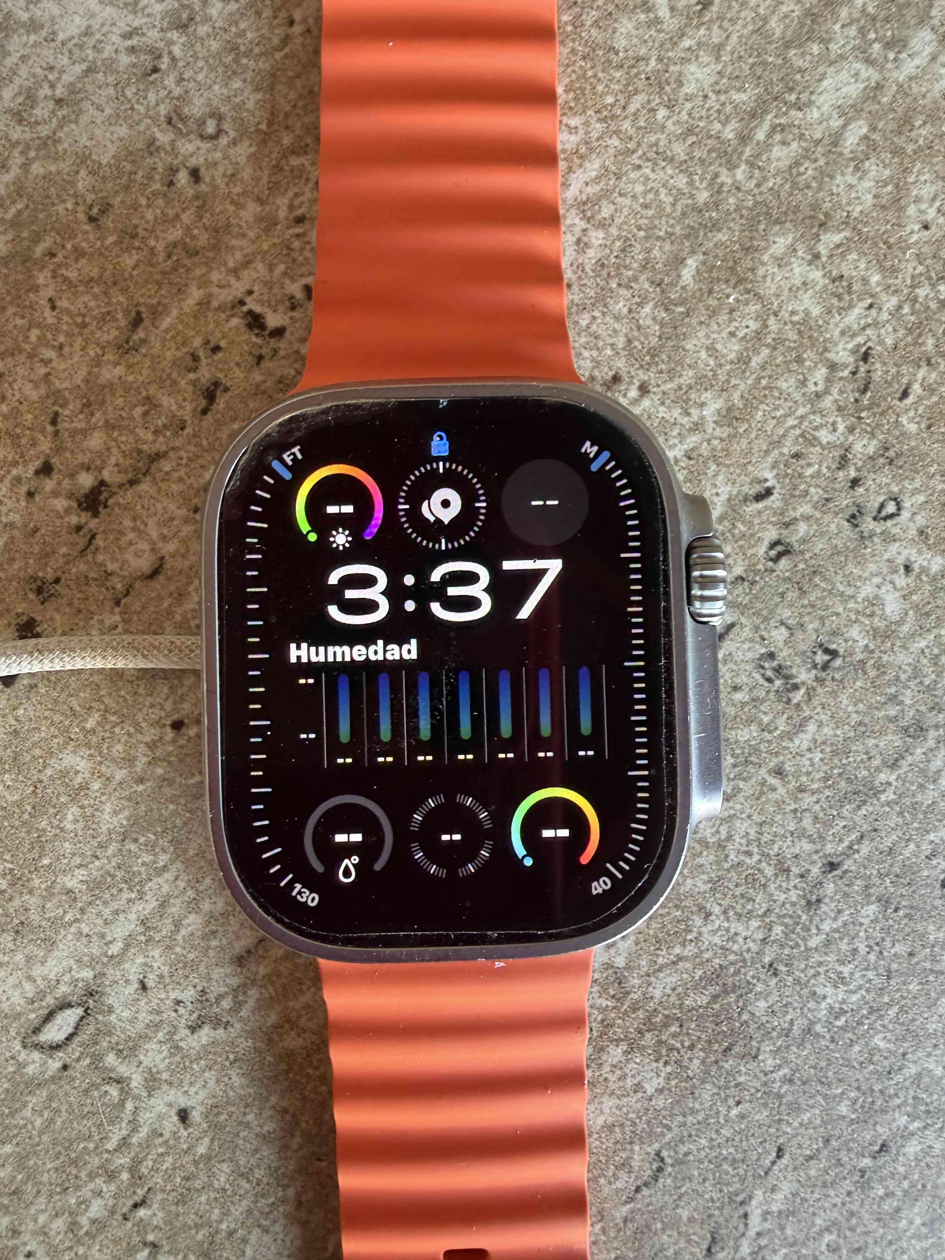 Apple Watch Ultra 2 con correa naranja - miniatura 1