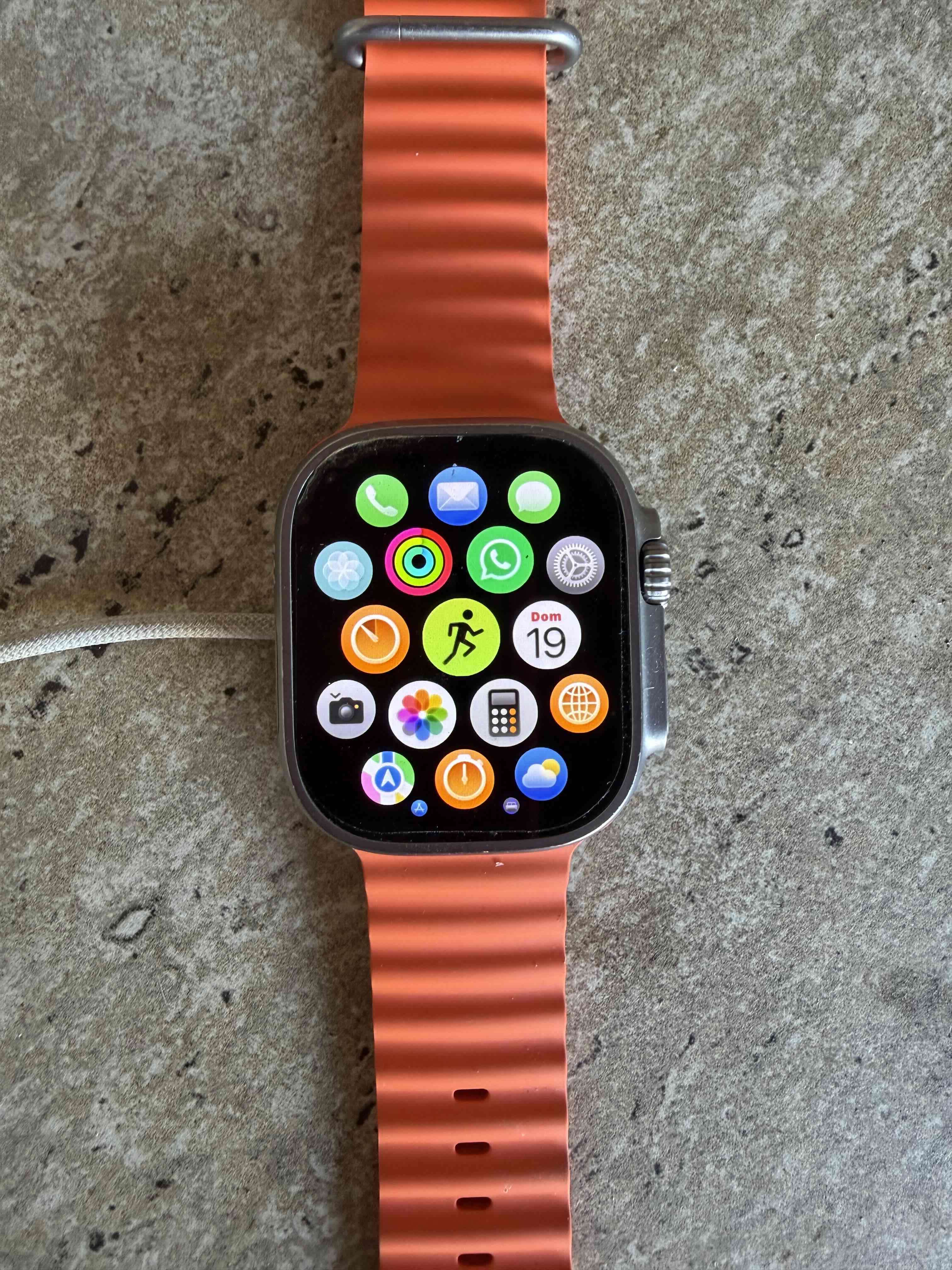 Apple Watch Ultra 2 con correa naranja - miniatura 5