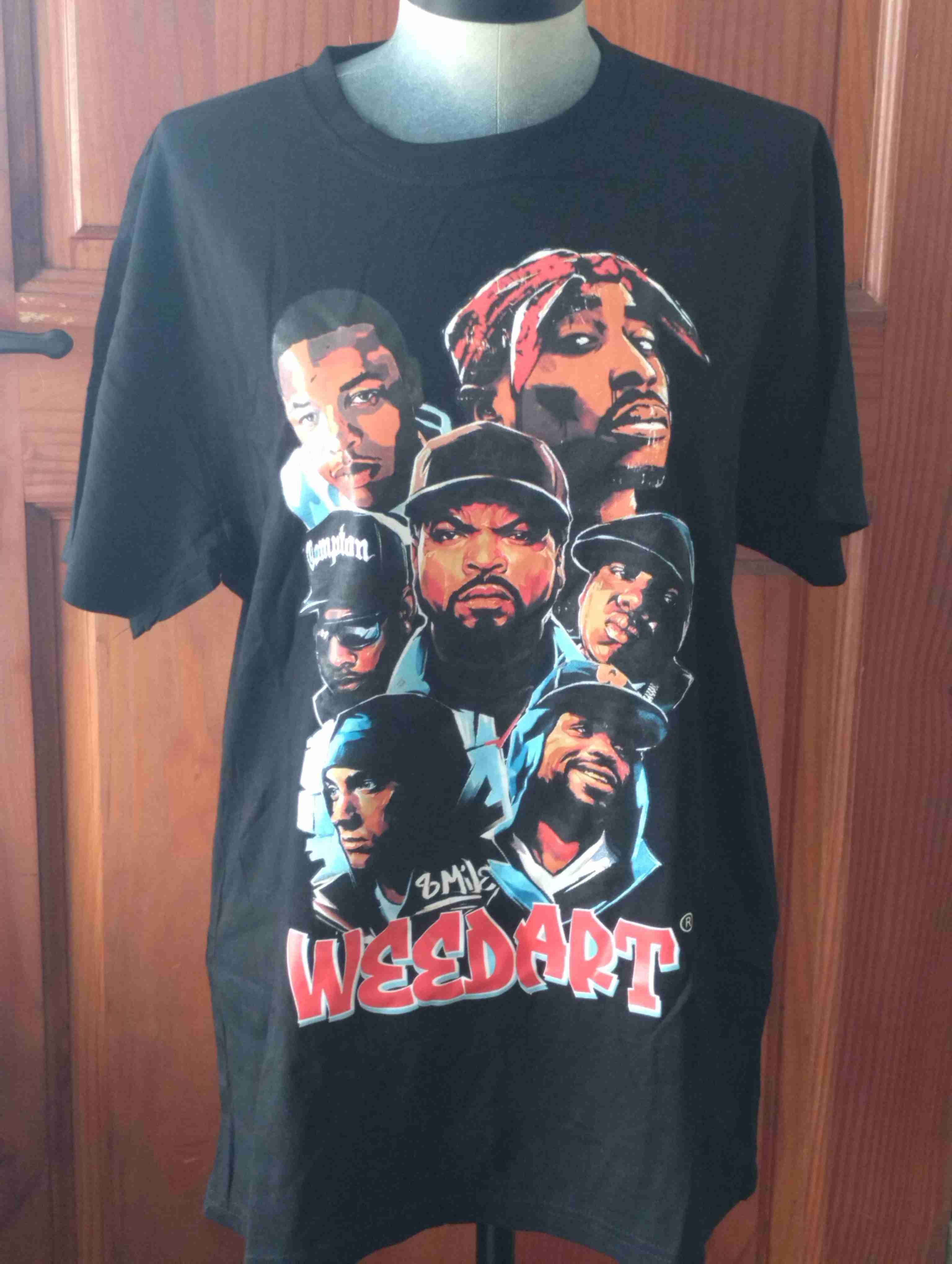 Polera negra Weedart con diseño