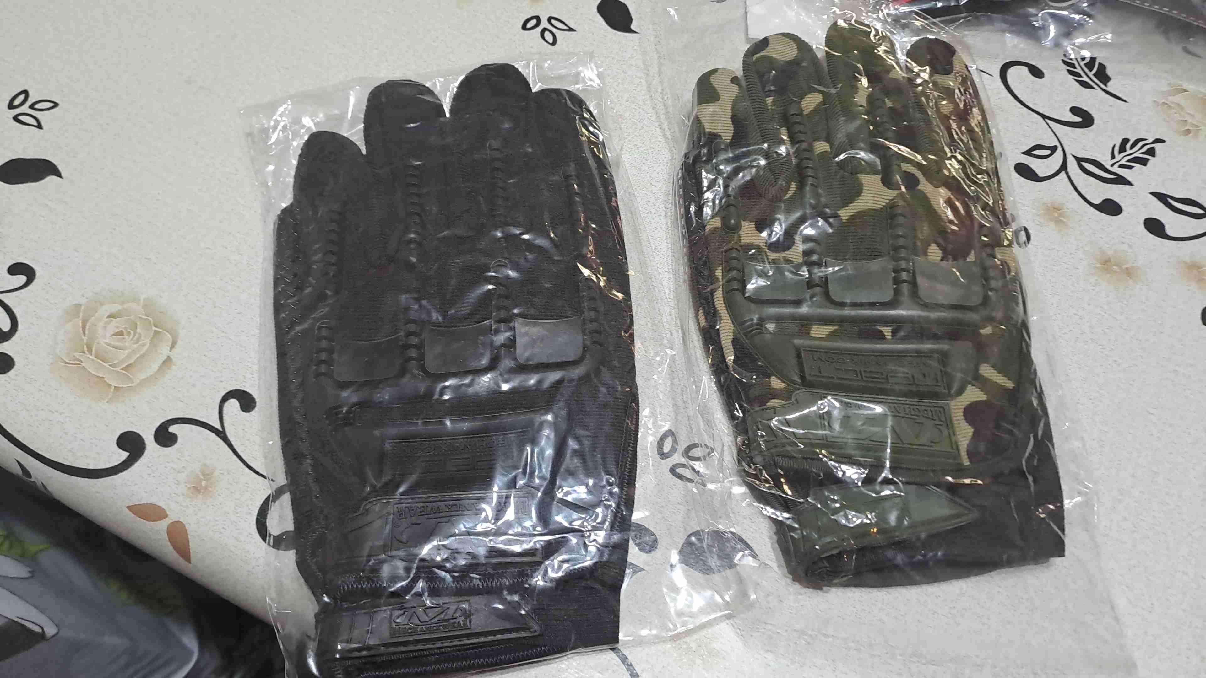 Guantes tácticos negros y camuflados y tazones - miniatura 1