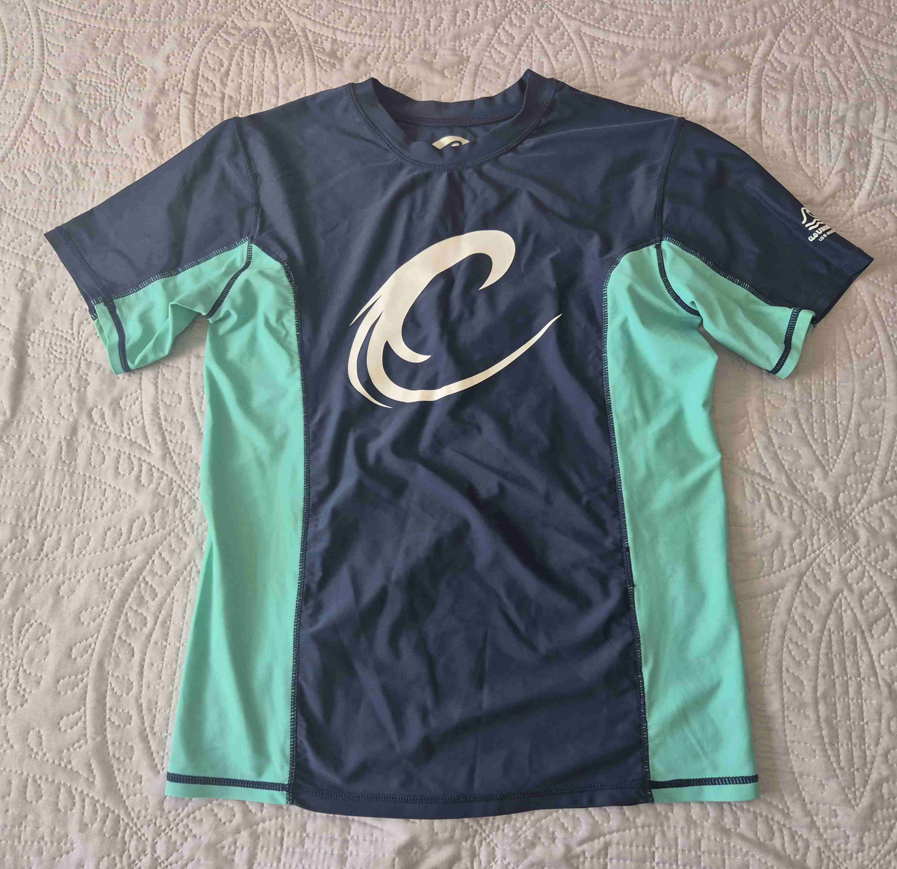 Polera deportiva azul y aqua