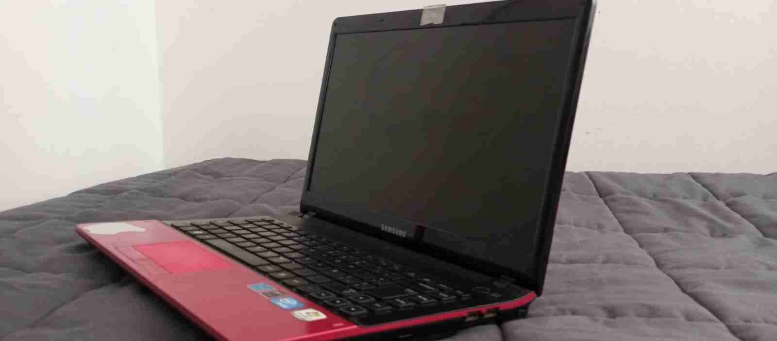 Laptop Samsung rosado - miniatura 1