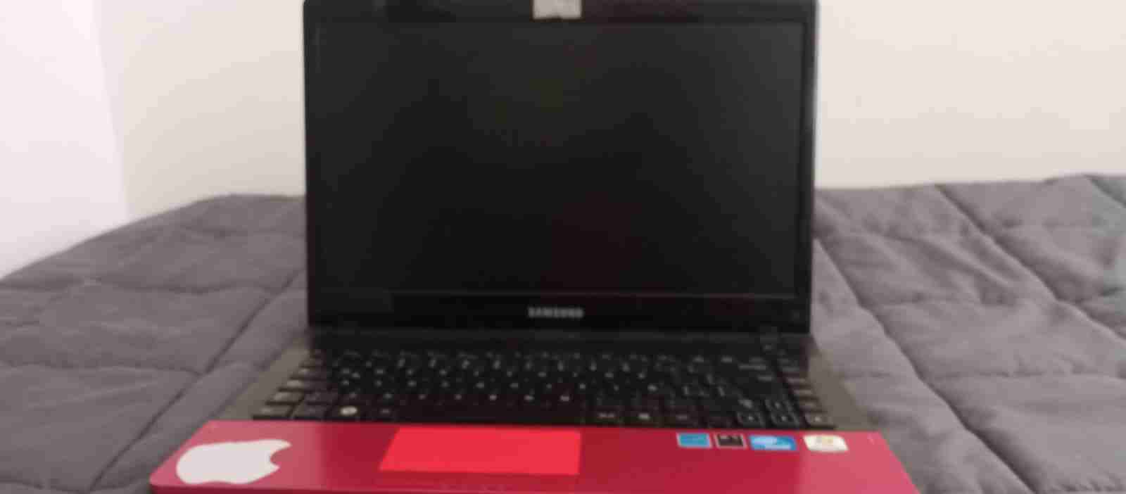 Laptop Samsung rosado - miniatura 3