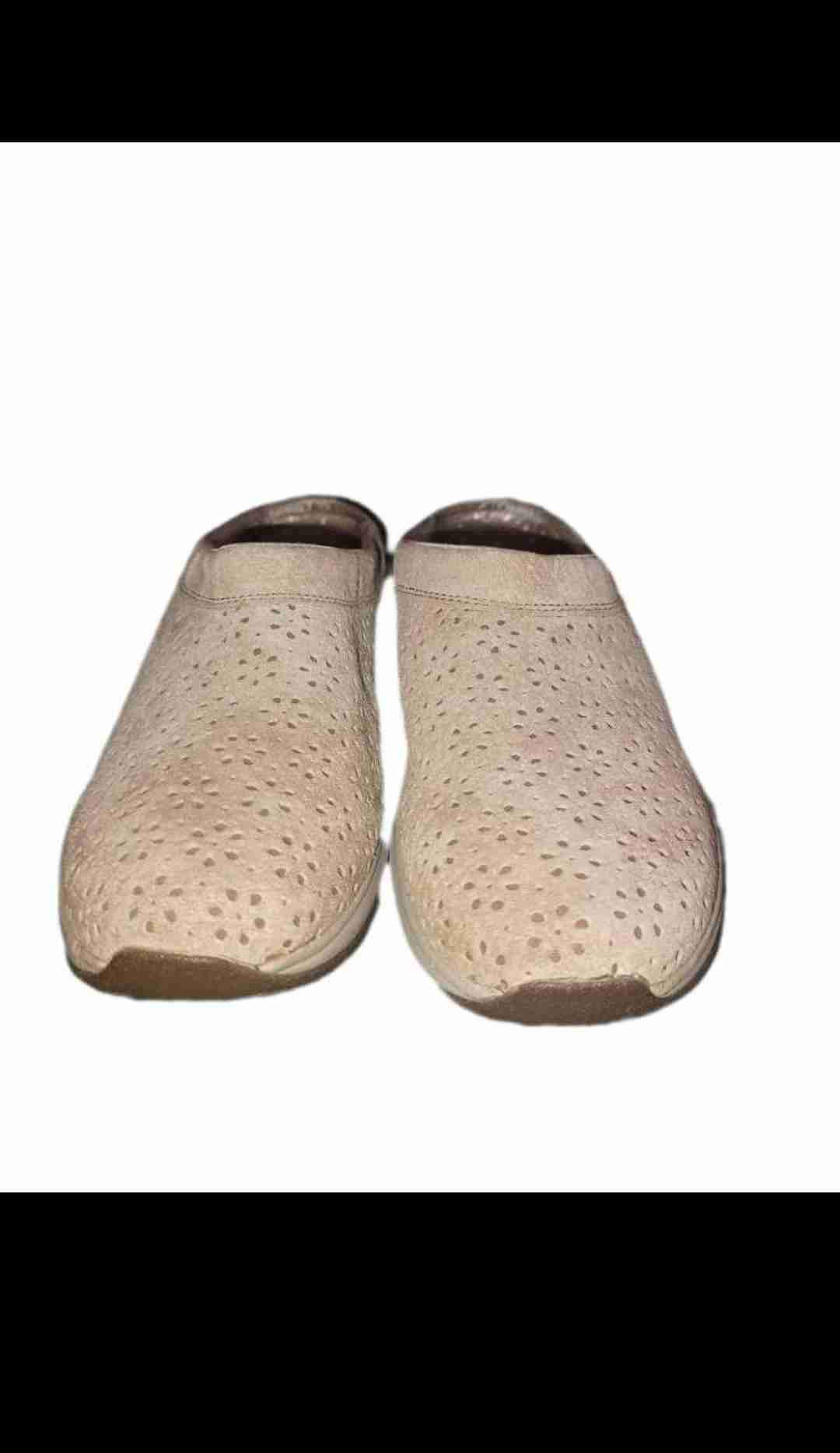 Zueco beige marca Skechers con diseño floral - miniatura 2