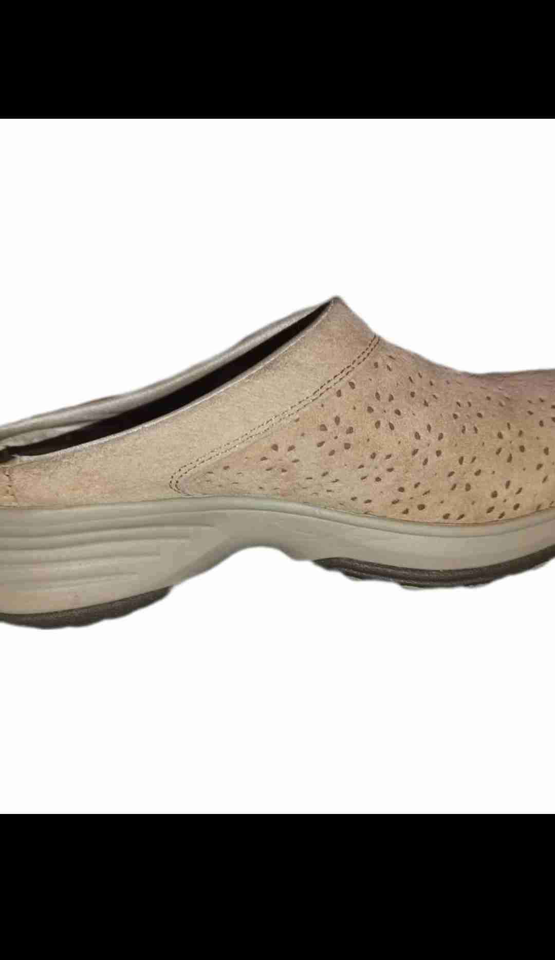 Zueco beige marca Skechers con diseño floral - miniatura 3