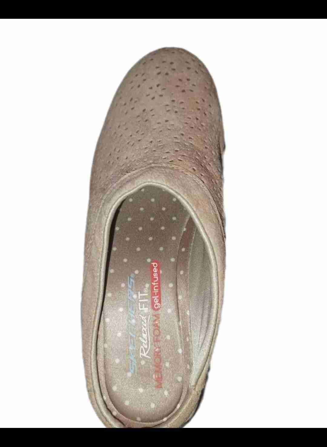 Zueco beige marca Skechers con diseño floral - miniatura 4