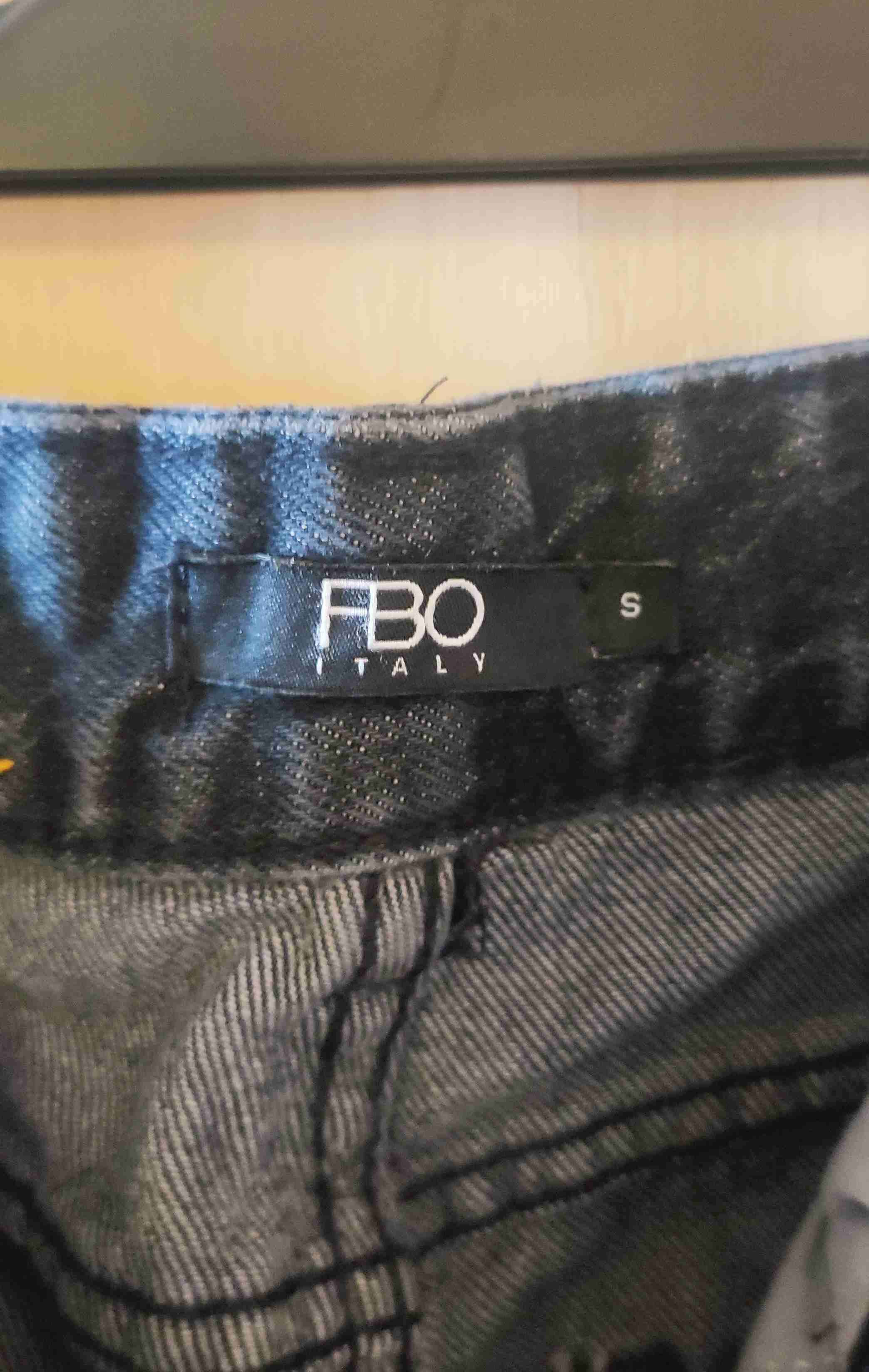 Jeans negros con detalles brillantes - miniatura 3