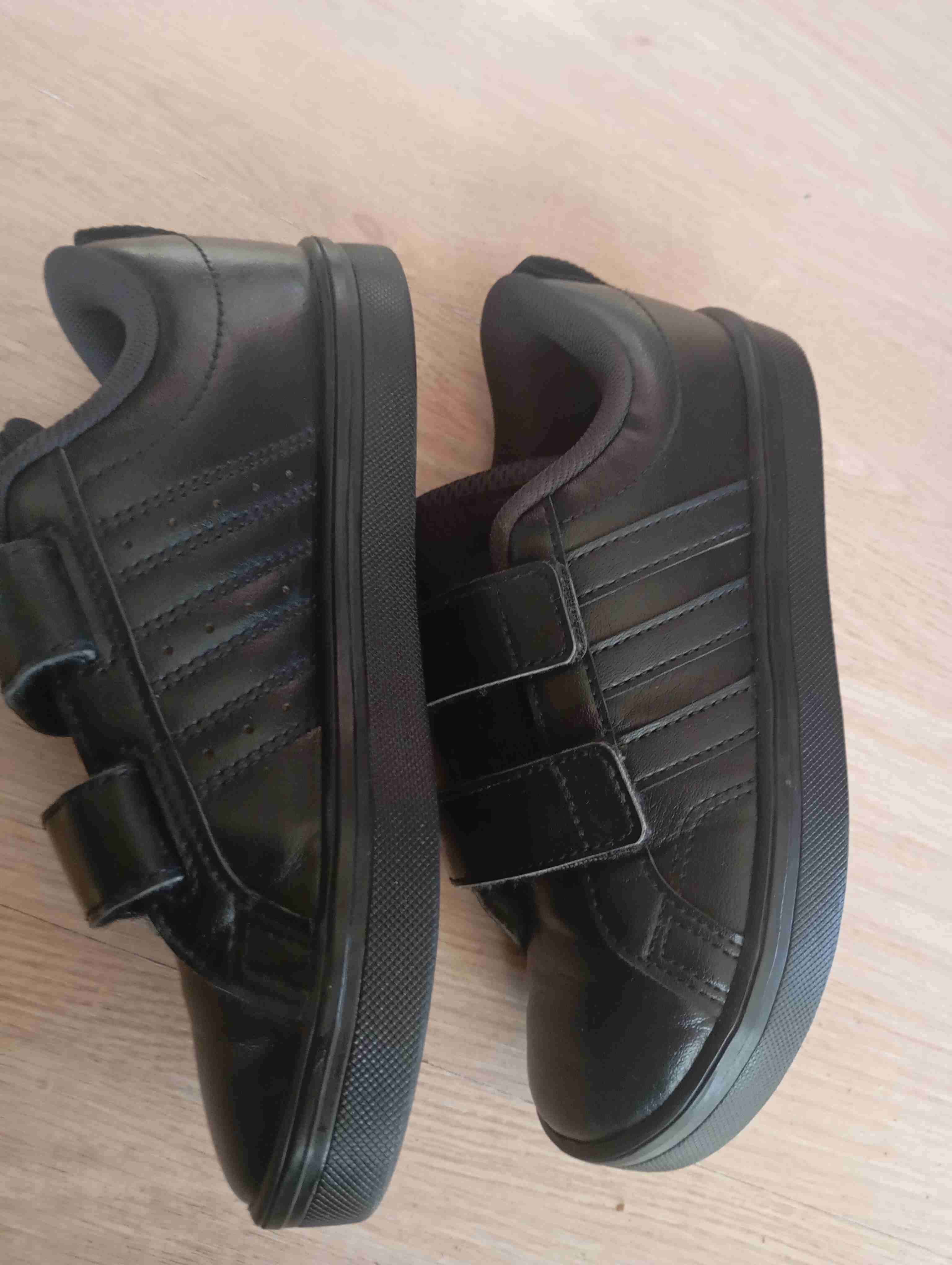 Zapatillas negras con velcro - miniatura 2