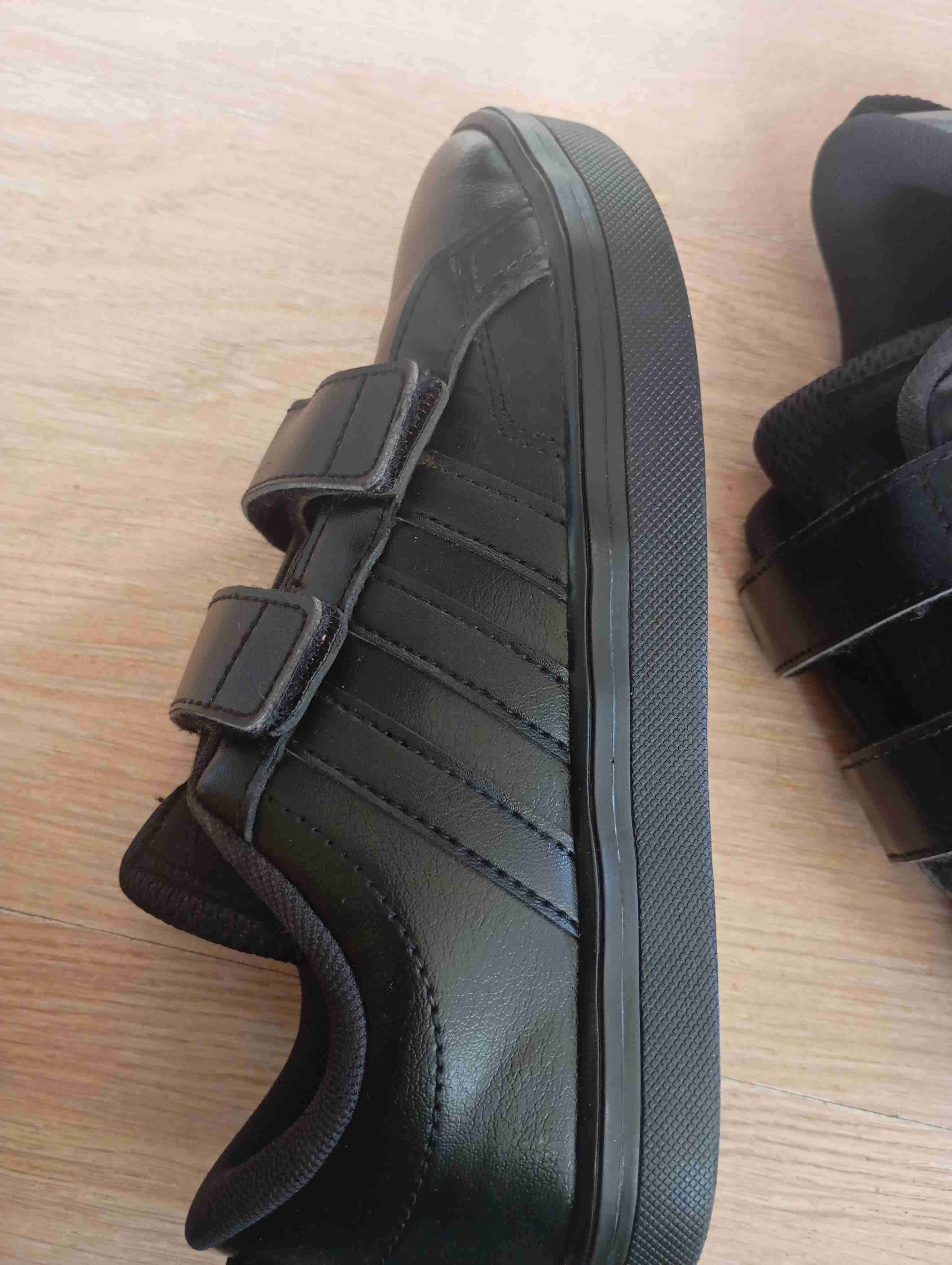 Zapatillas negras con velcro - miniatura 3