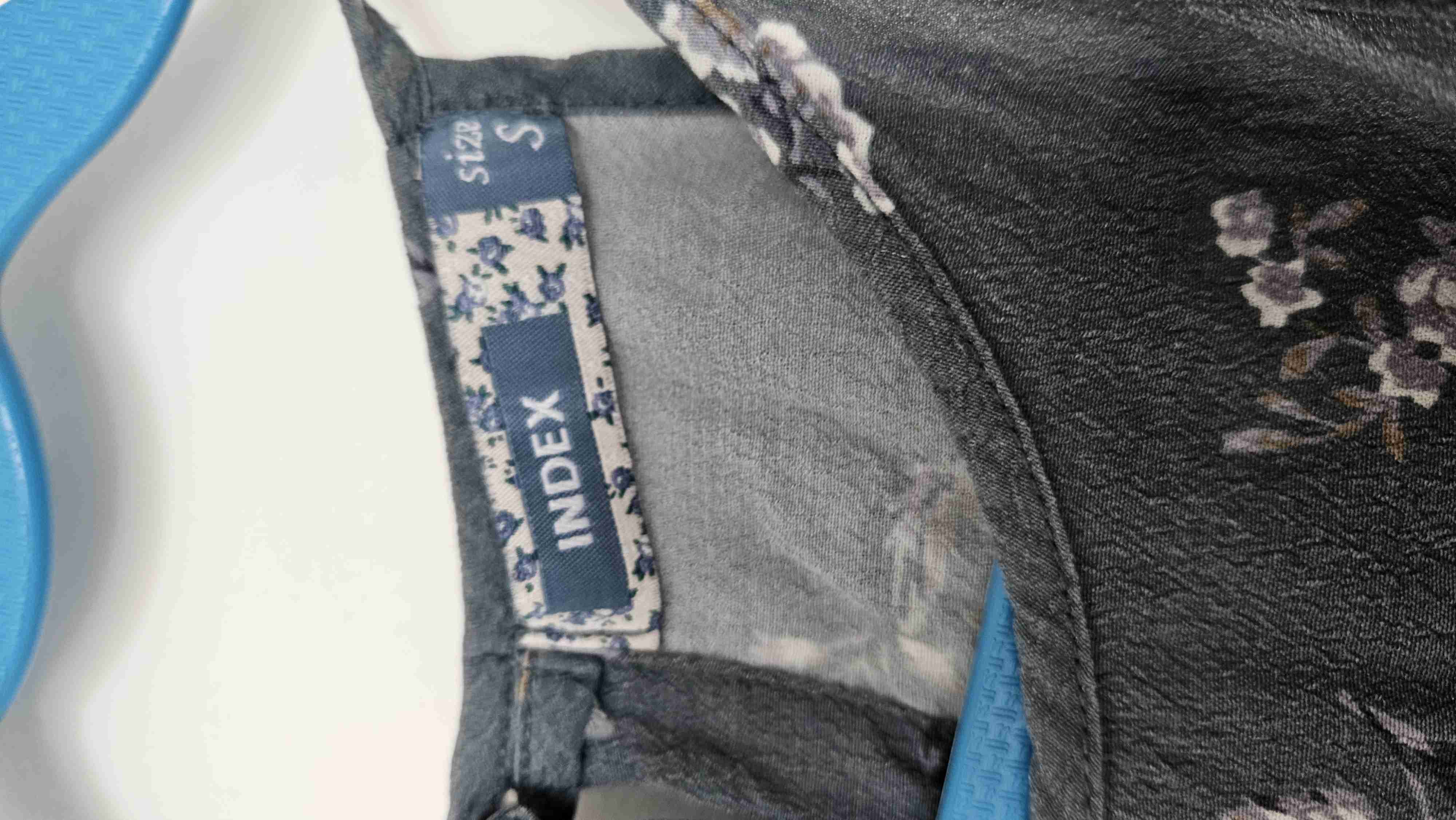 Blusa floral sin mangas - miniatura 2