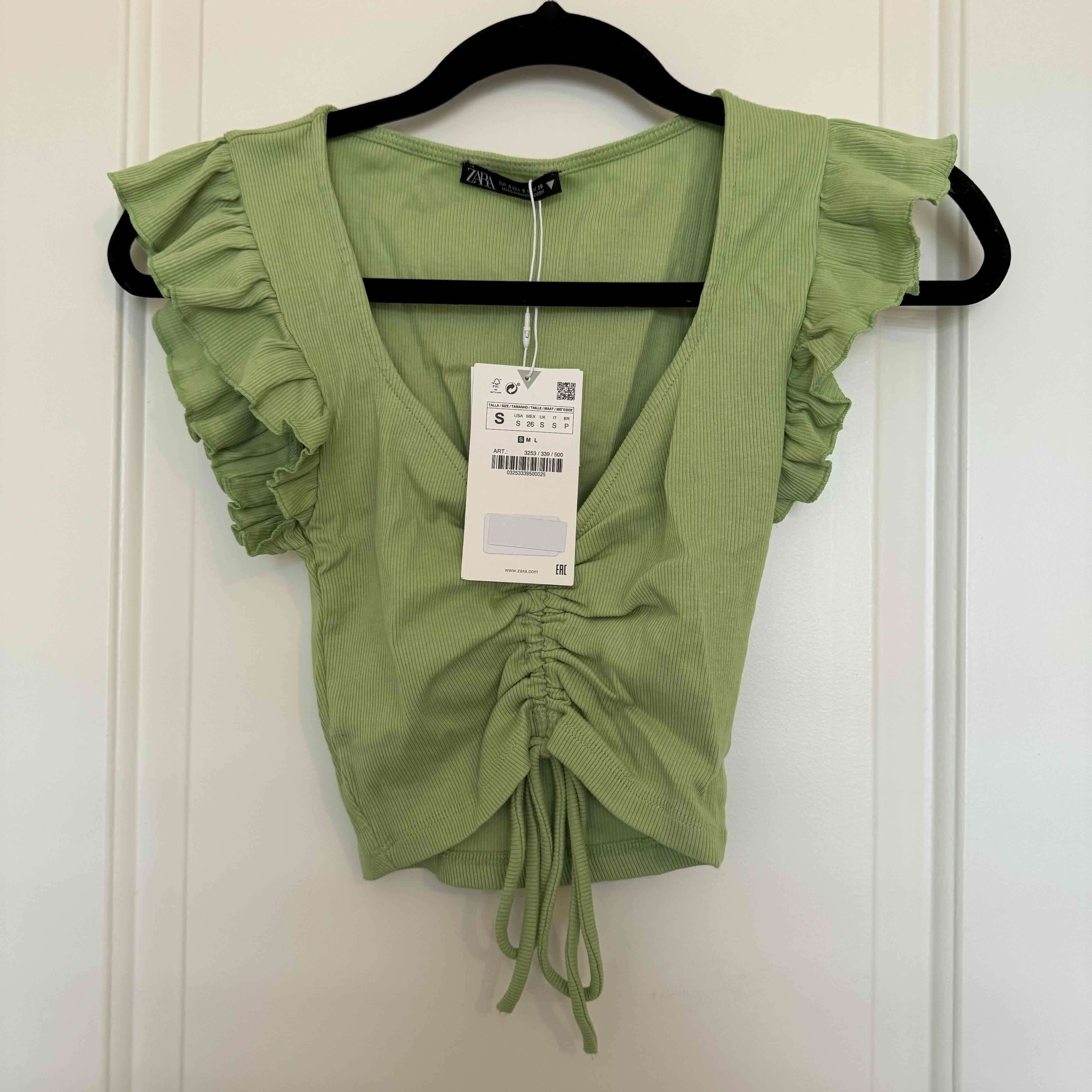 Polera verde con volantes Zara