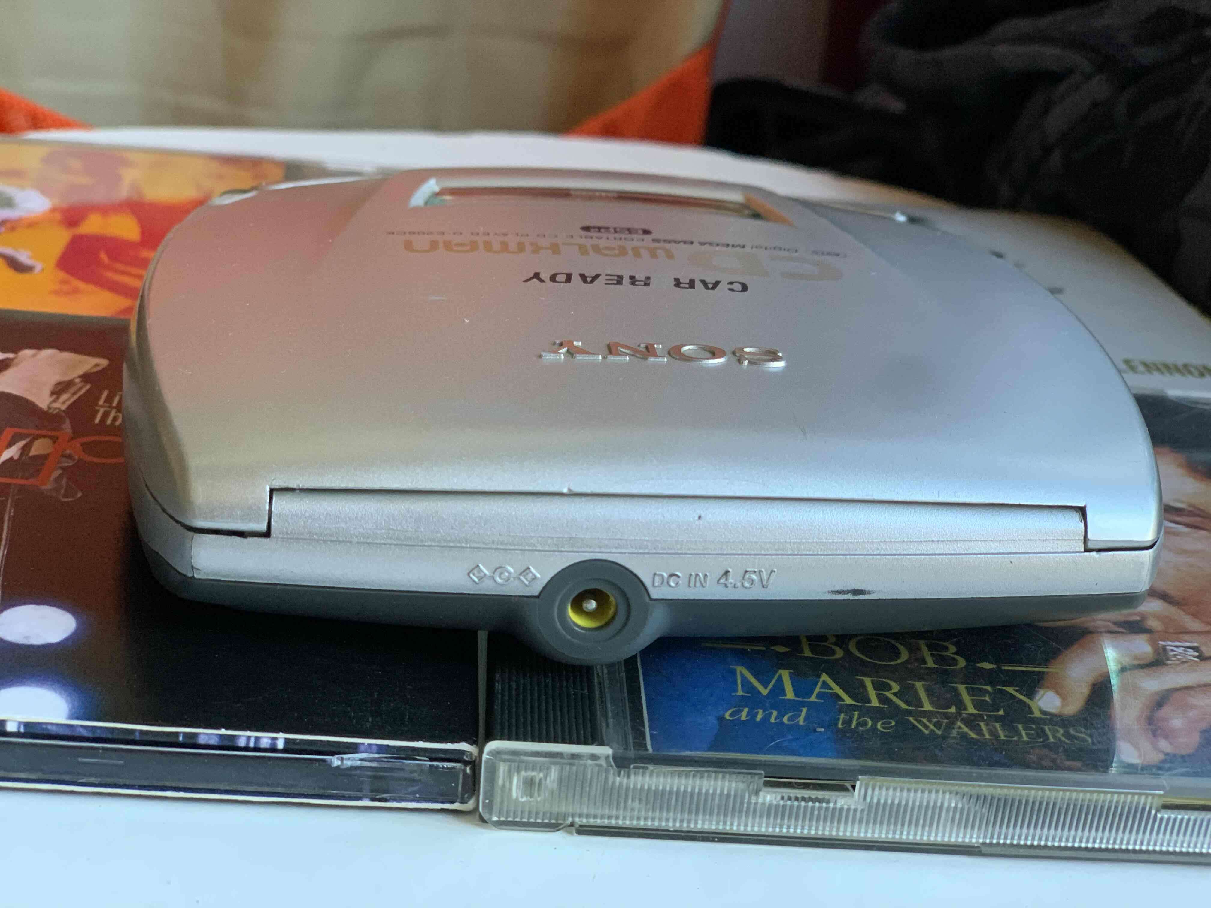 Reproductor CD Walkman plateado - miniatura 5