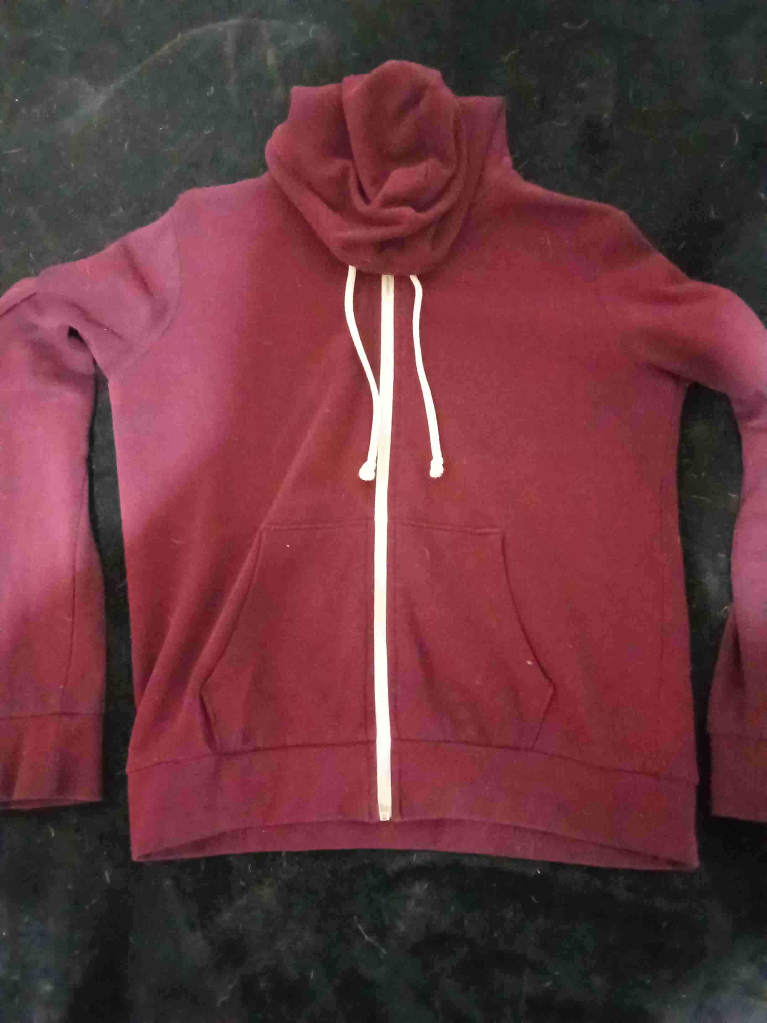 Polerón burdeo con capucha talla m