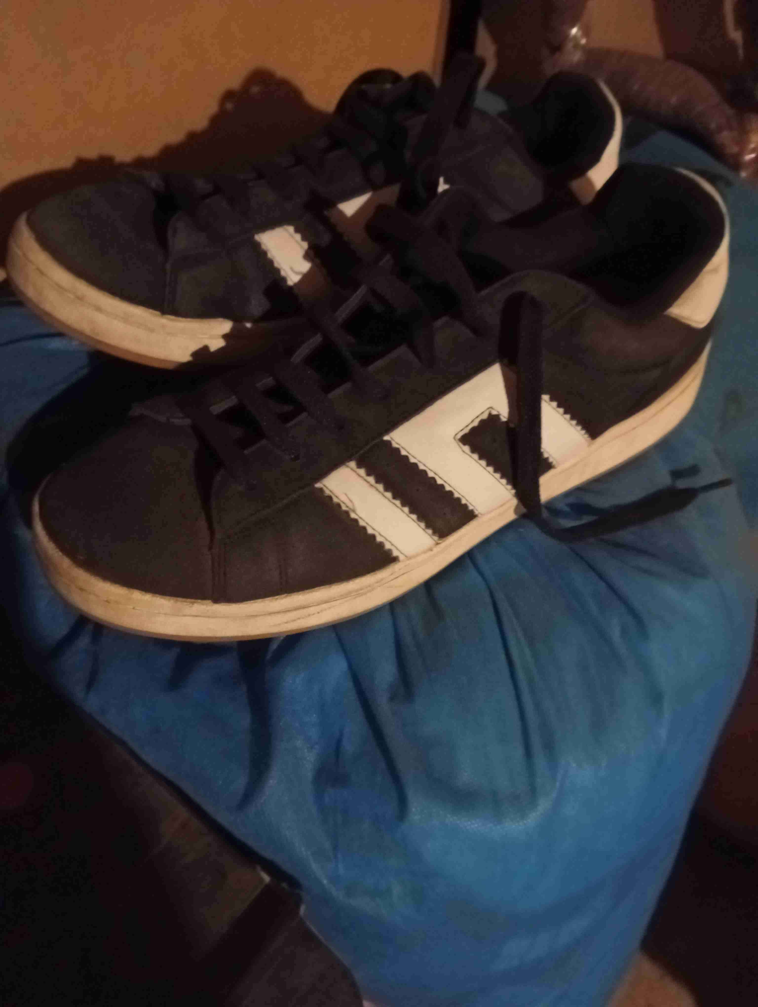 Zapatillas deportivas negras y blancas - miniatura 1