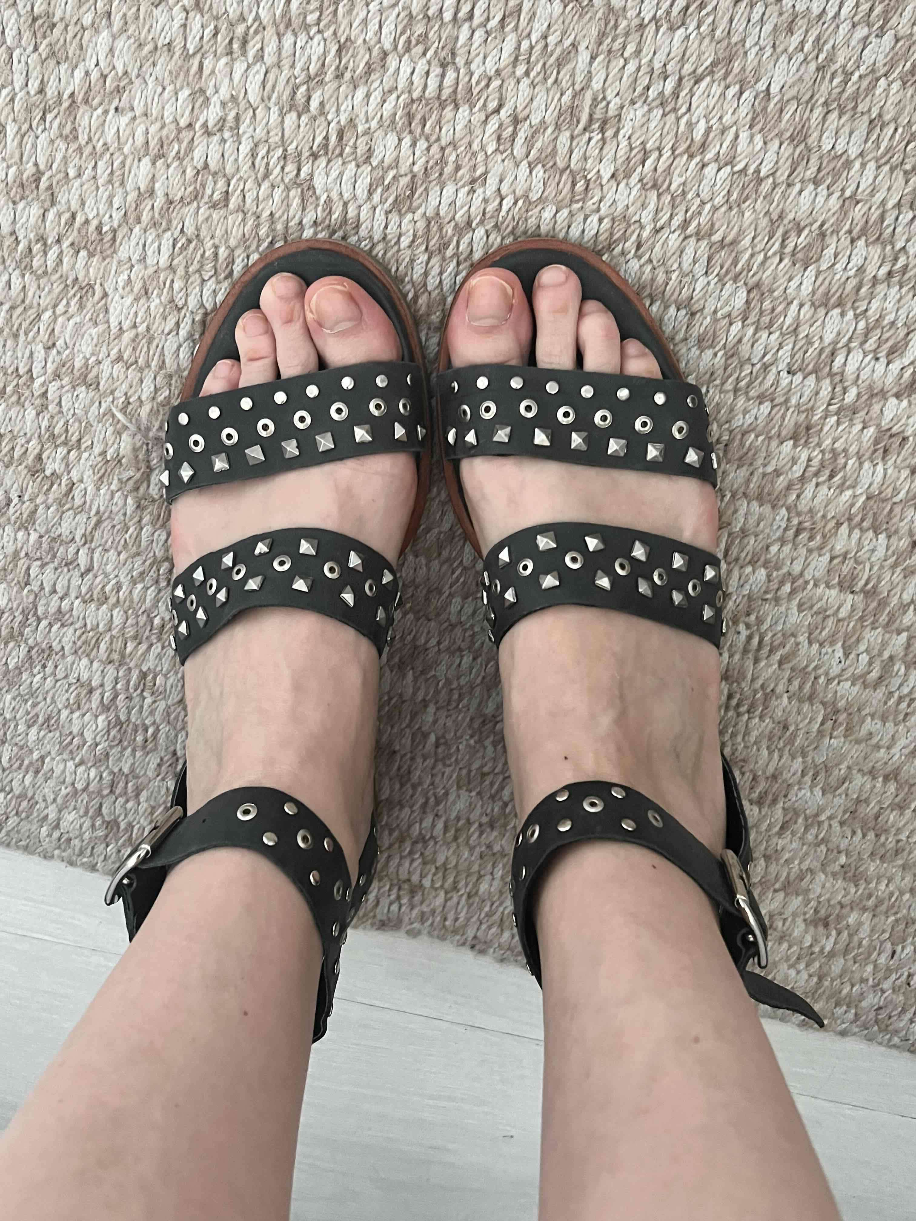 Sandalias negras con tachas - miniatura 1