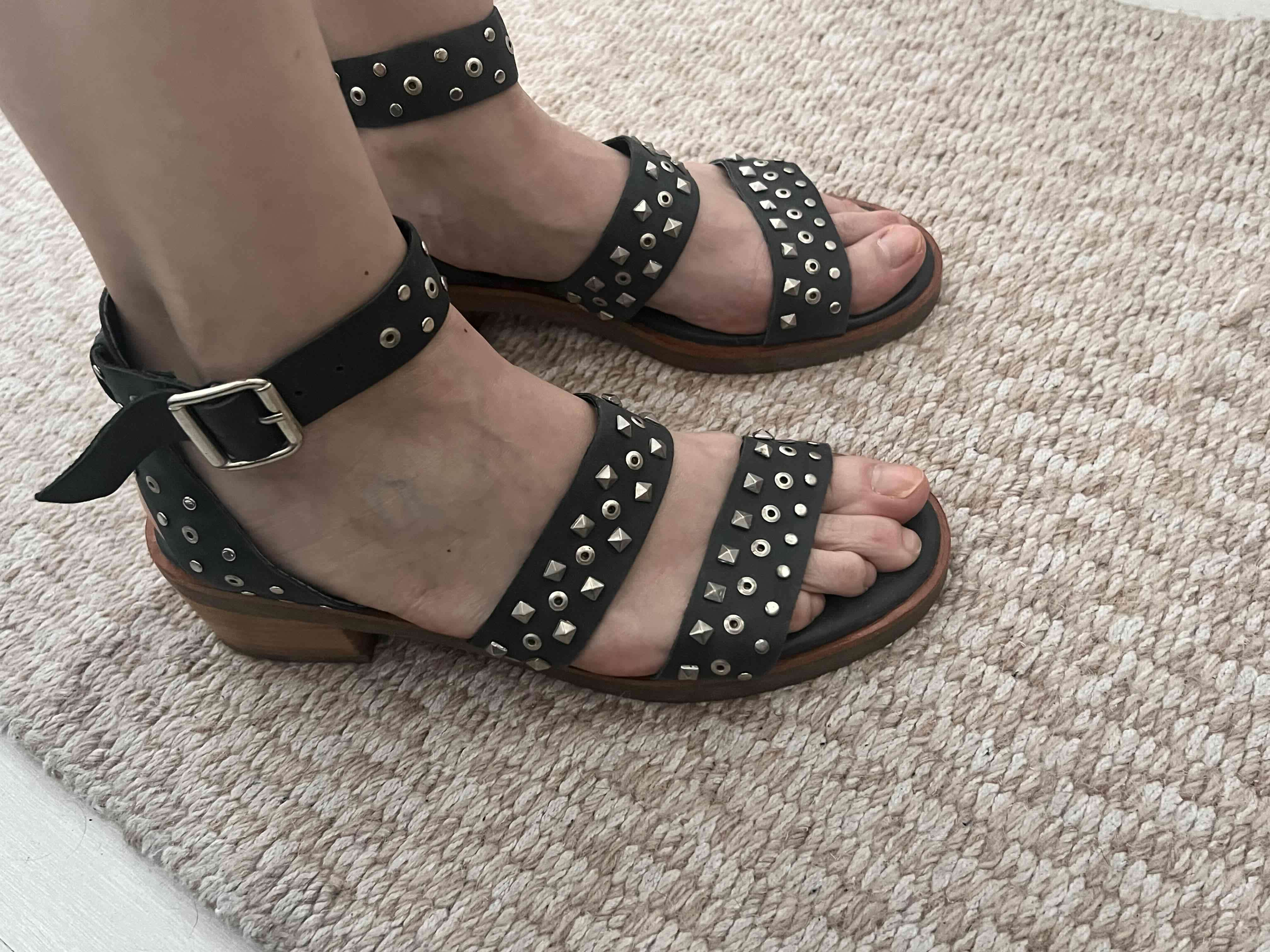Sandalias negras con tachas - miniatura 2