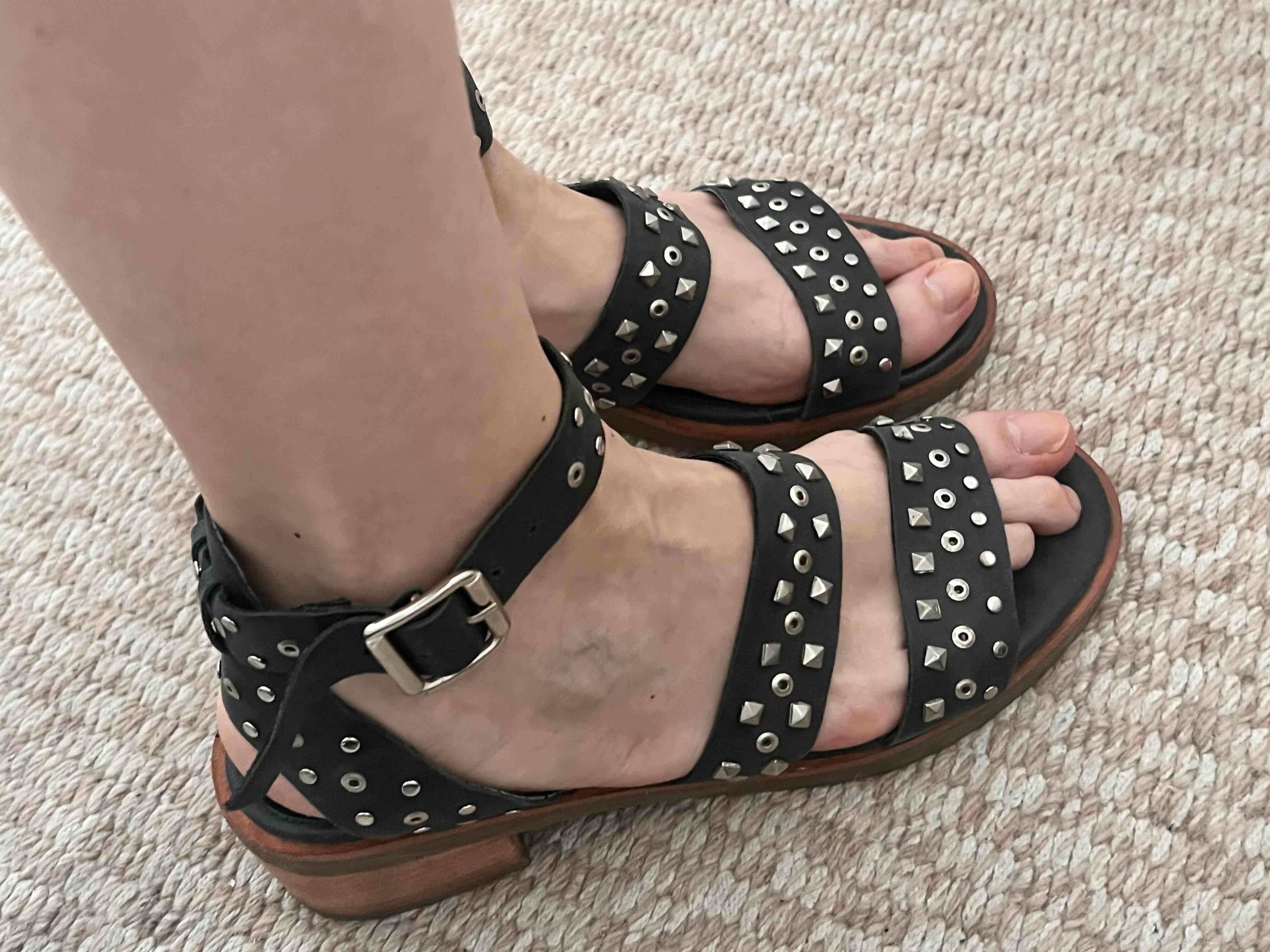 Sandalias negras con tachas - miniatura 3