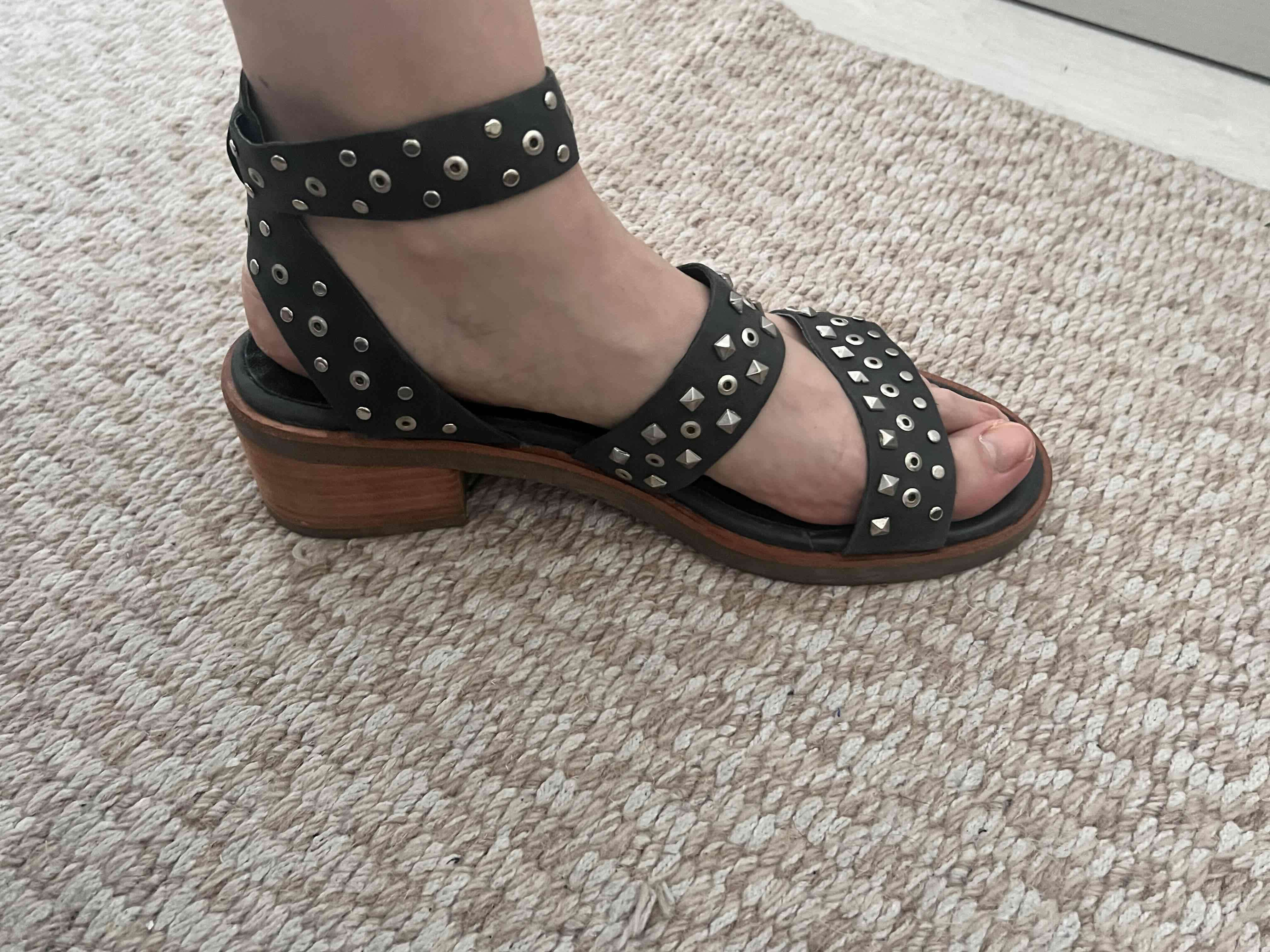 Sandalias negras con tachas - miniatura 4