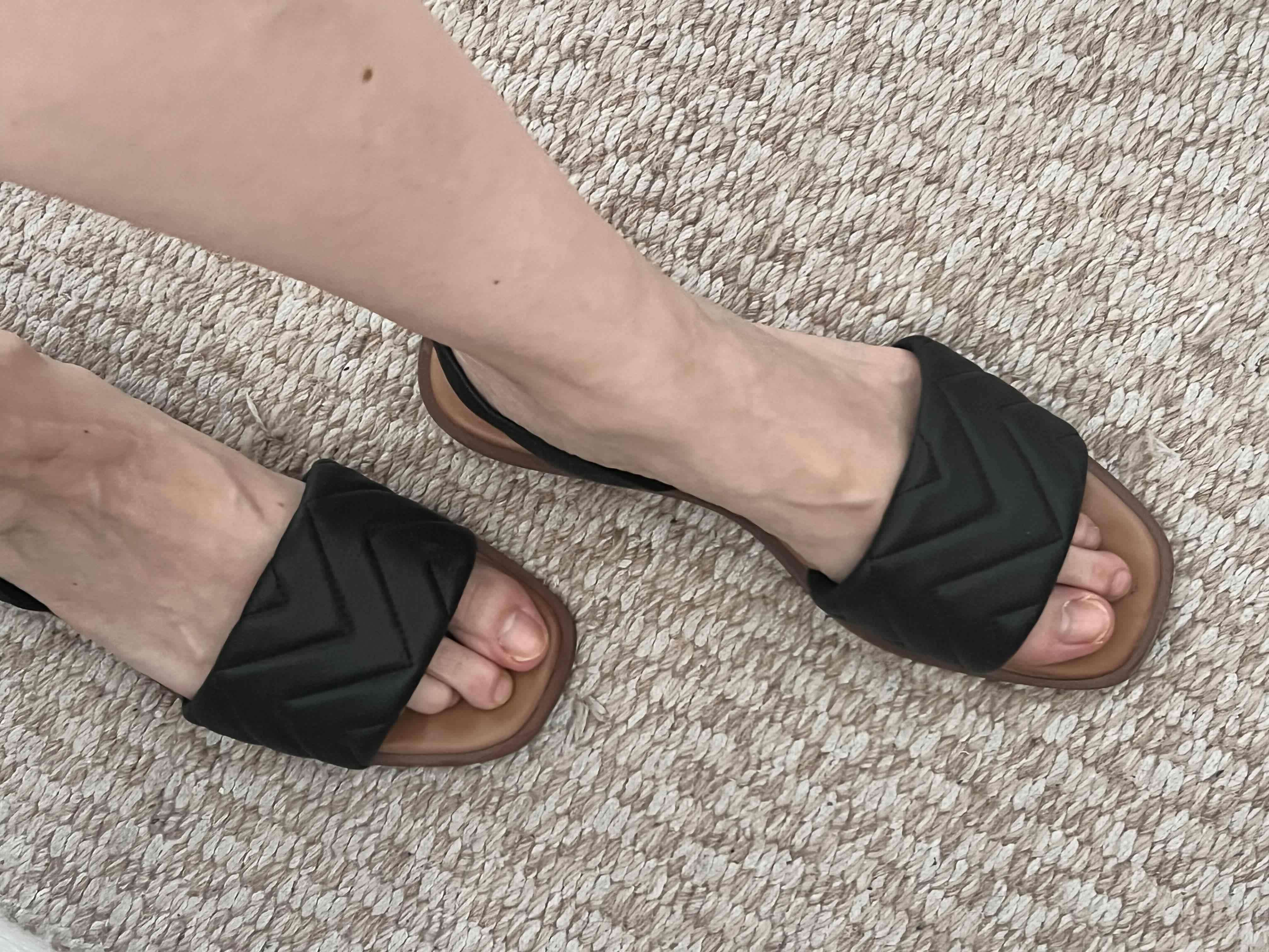 Sandalias planas negras - miniatura 2