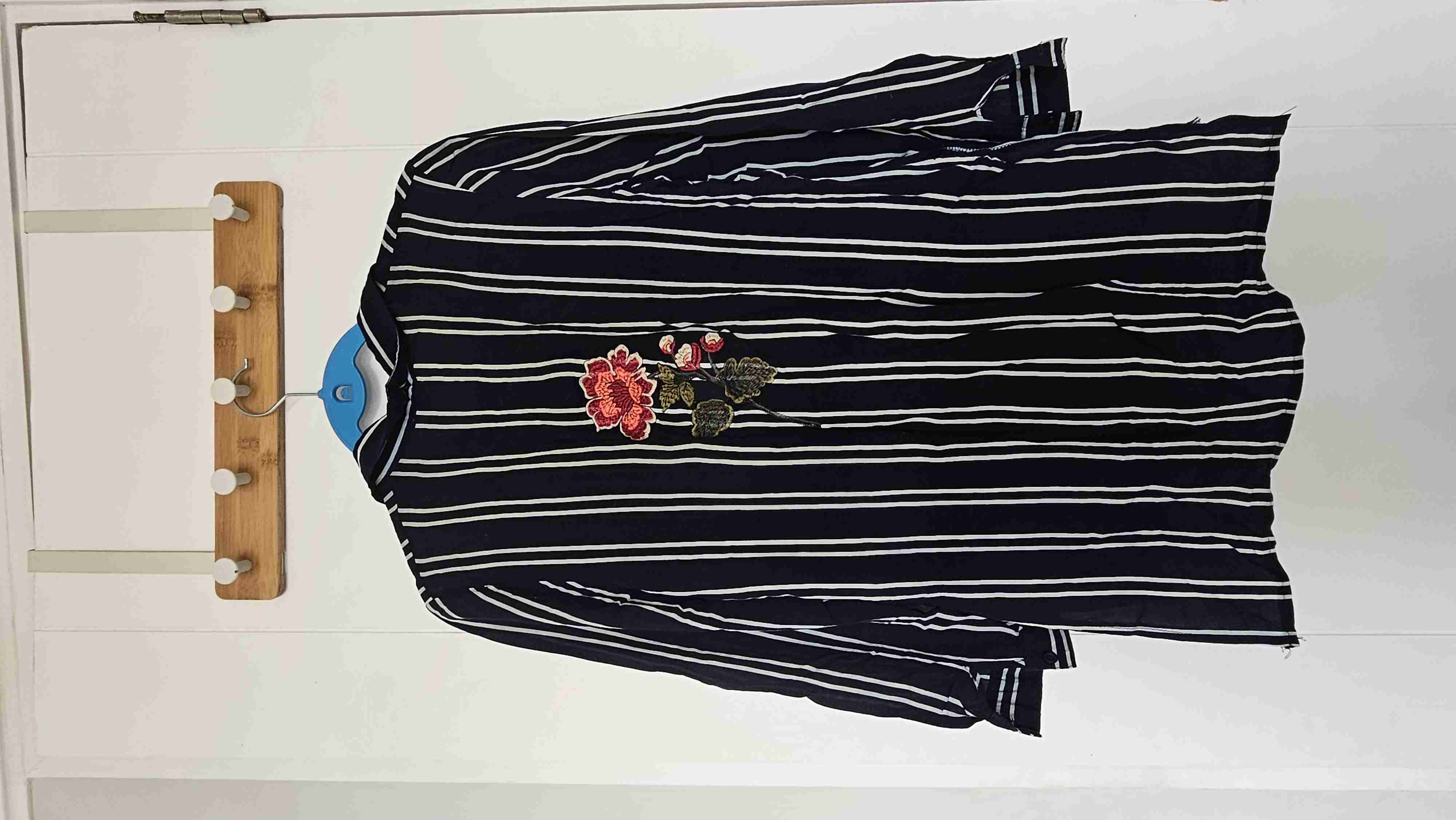 Blusa de rayas azul marino y blanca - miniatura 3