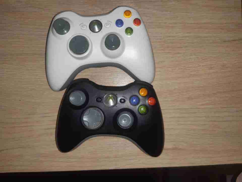 Controles Xbox 360 negro y blanco
