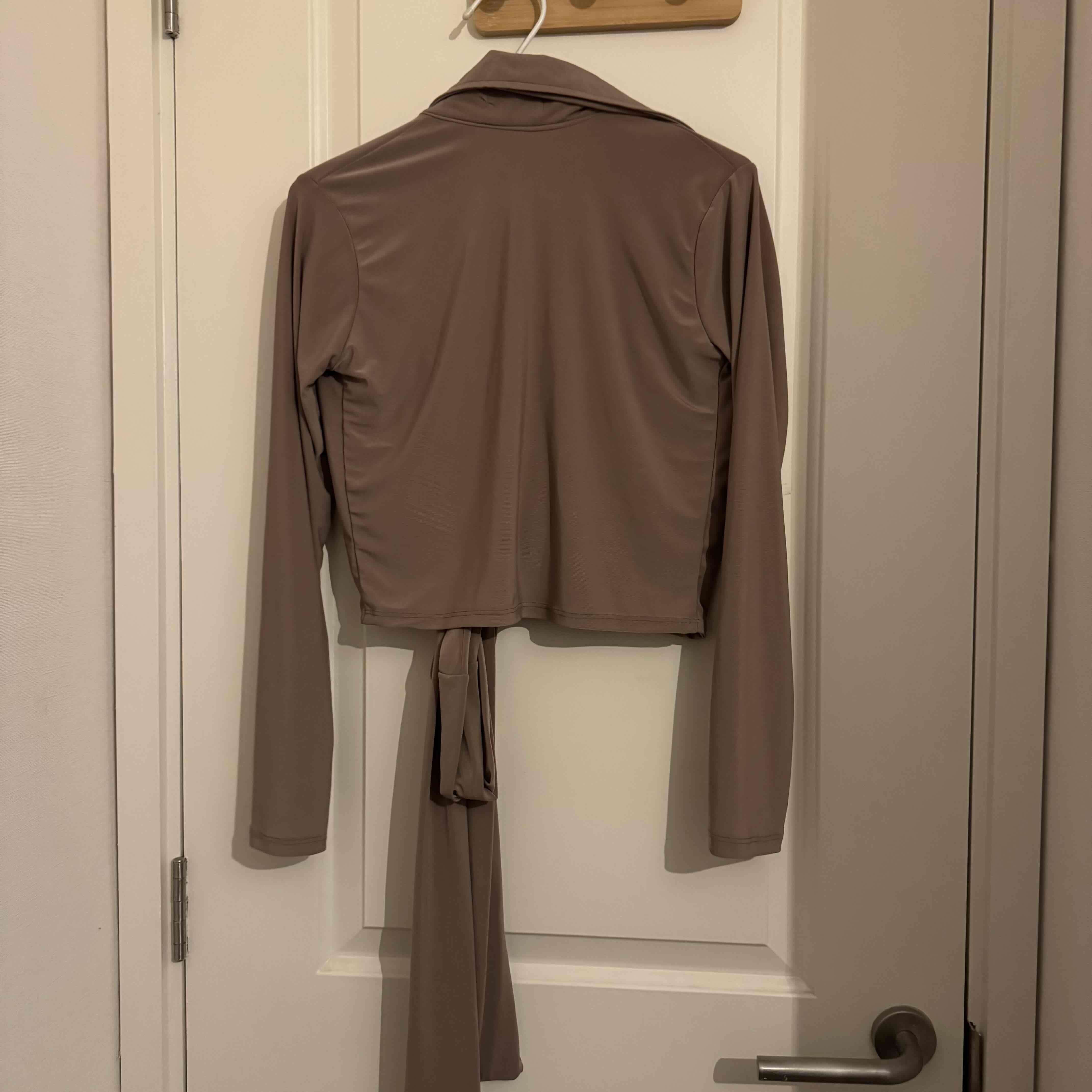 Blusa marrón con nudo - miniatura 2