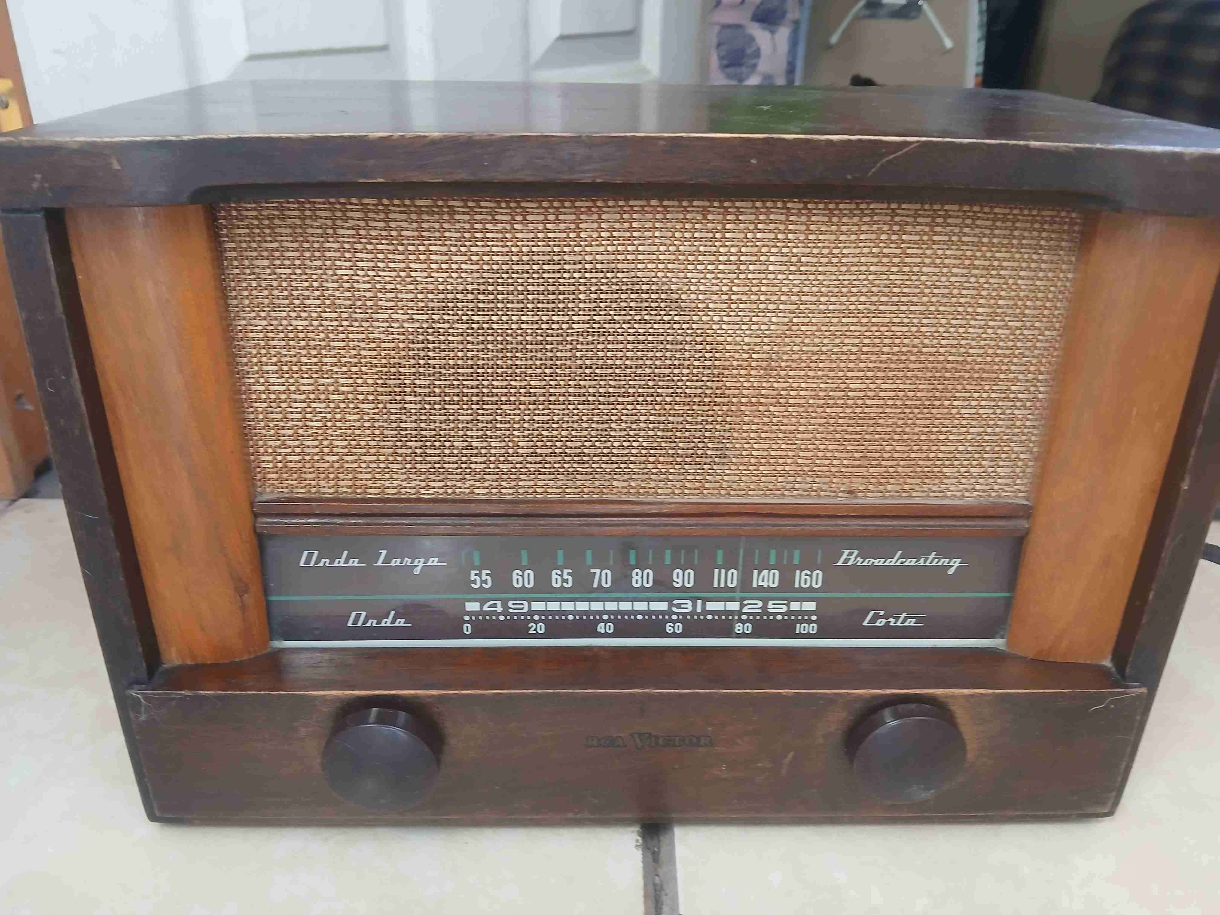 Radio vintage de madera - miniatura 2