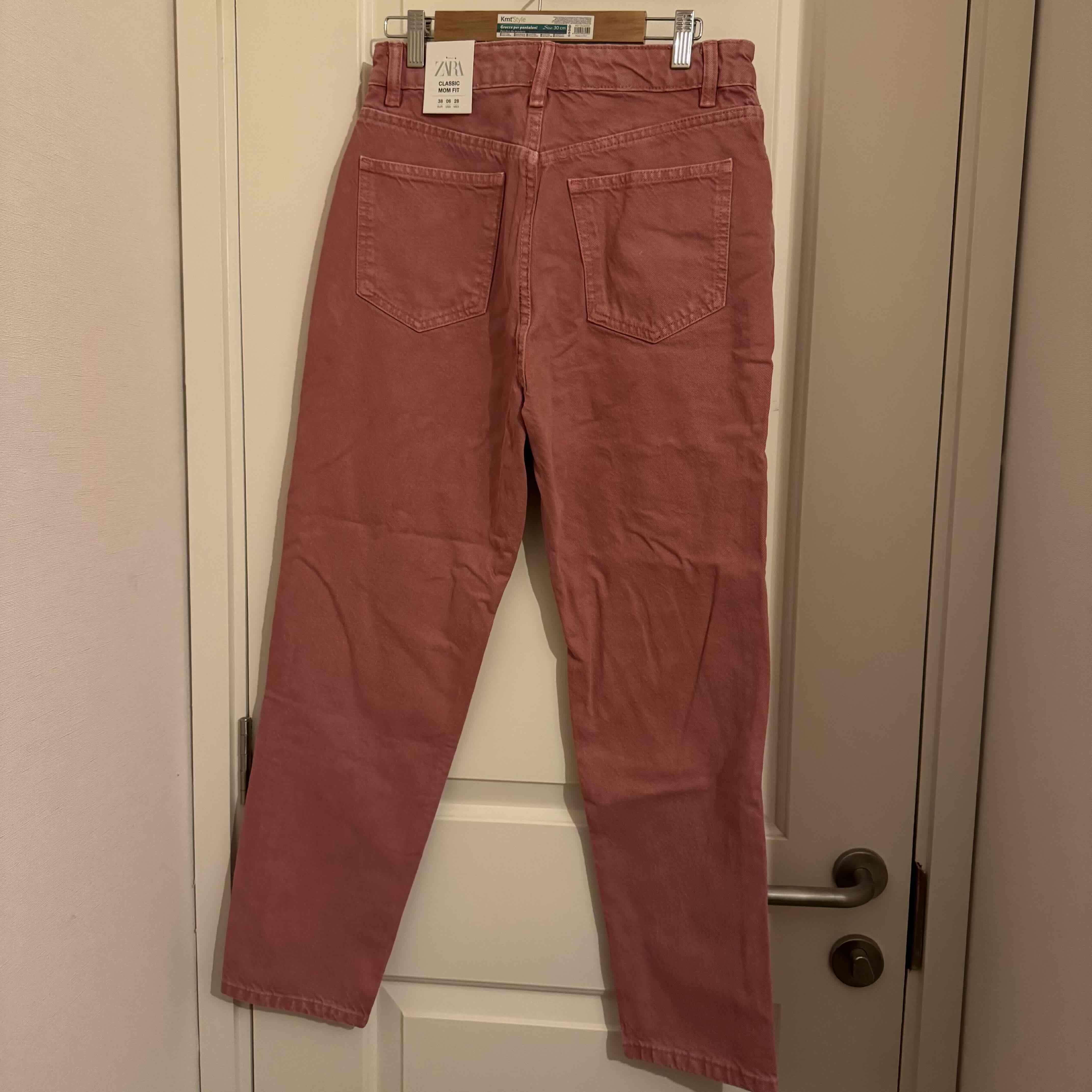 Jeans rosas con etiqueta Zara - miniatura 2