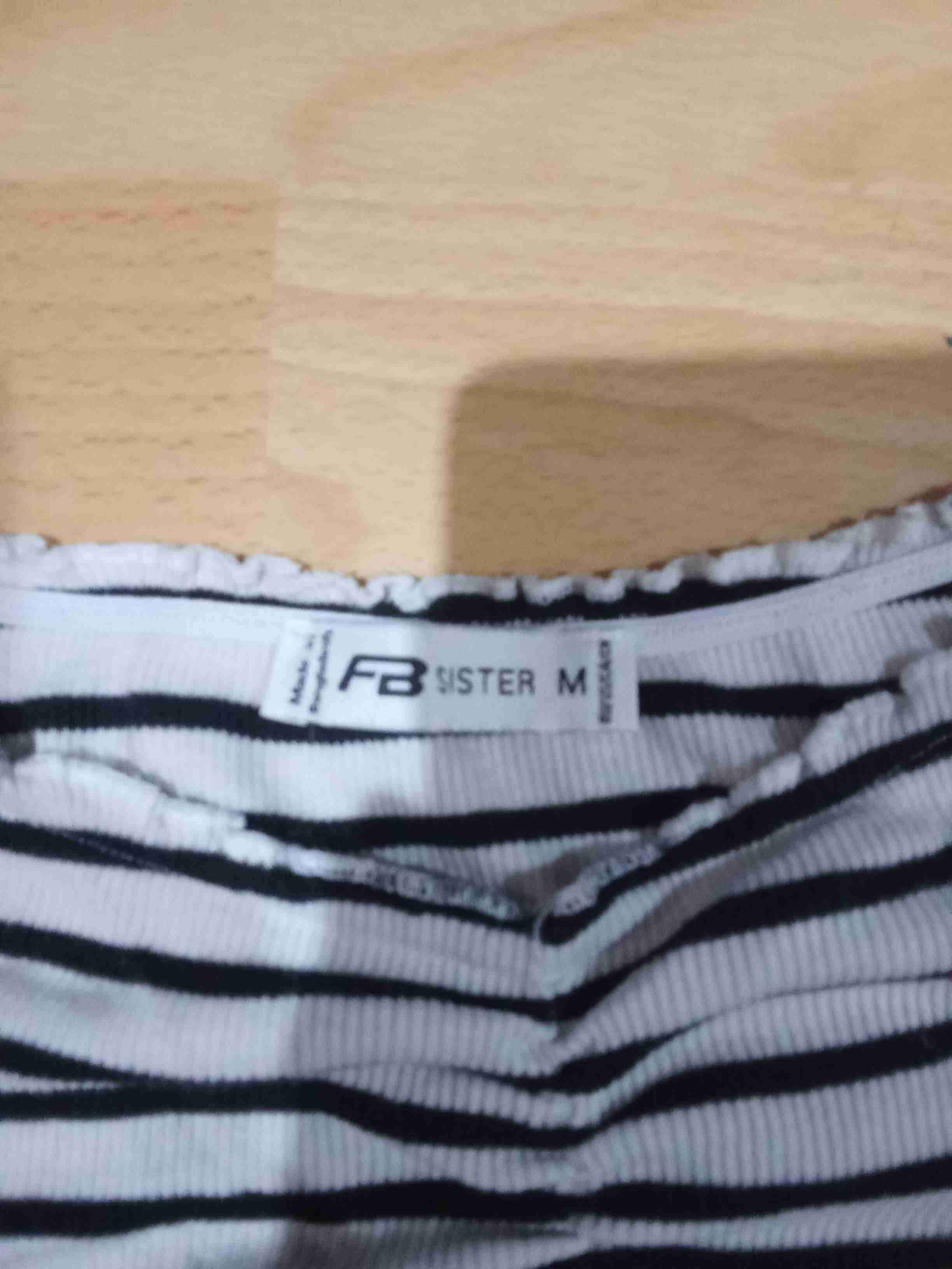 Polera rayada blanca y negra elásticada talla m - miniatura 2