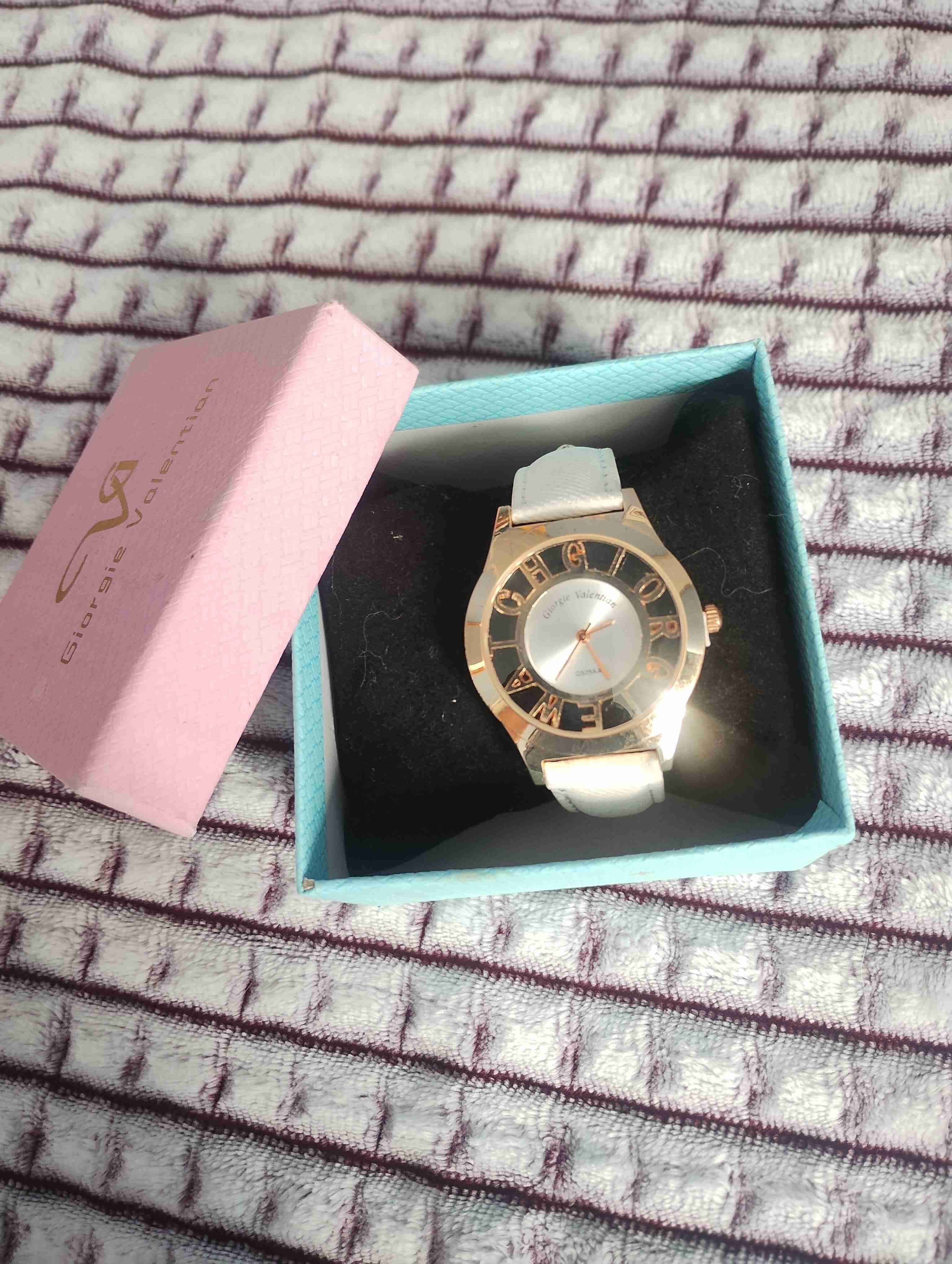 Reloj de mujer dorado elegante
